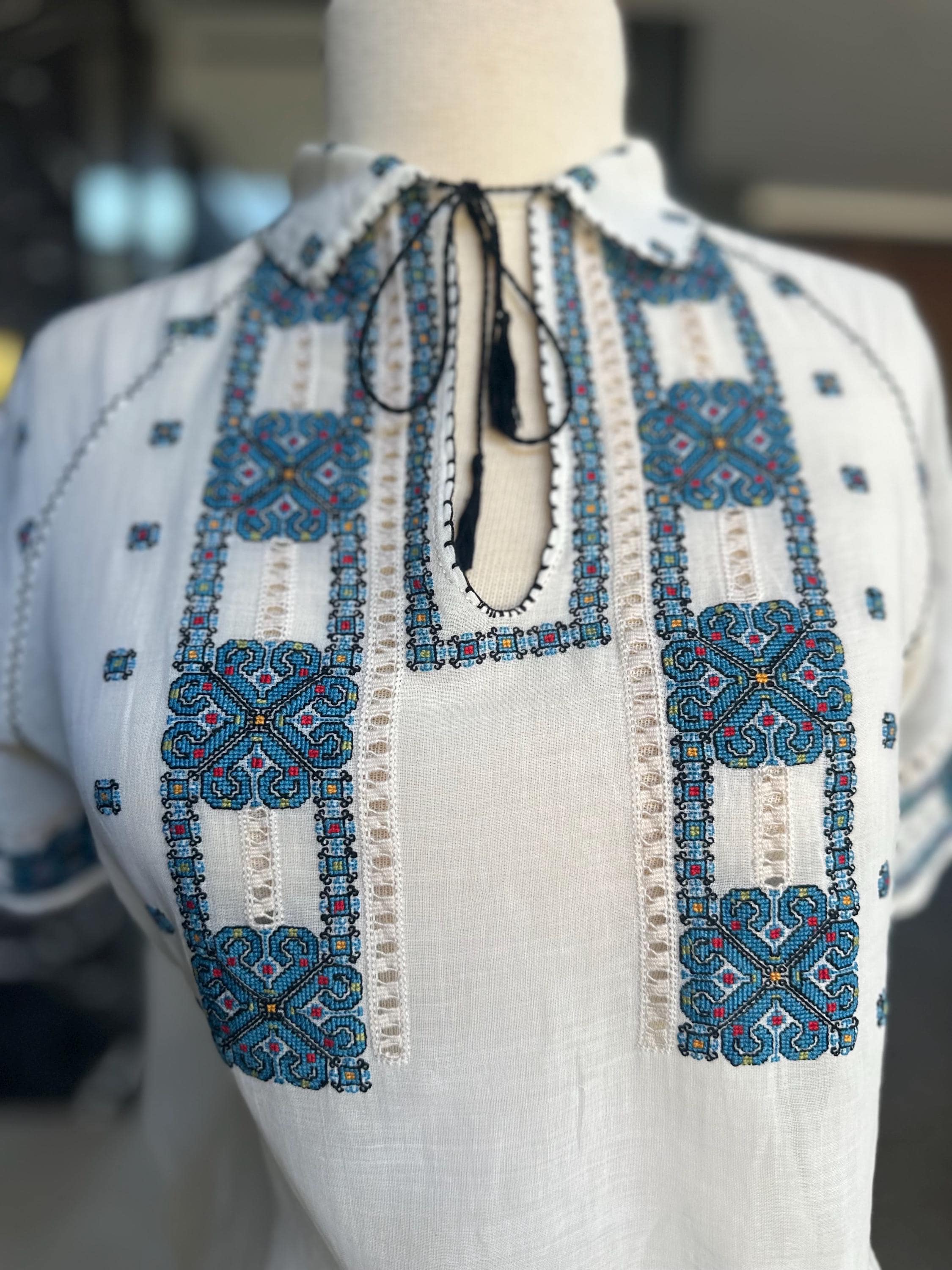 1930s fine white muslin hand embroidered short sleeve blouse