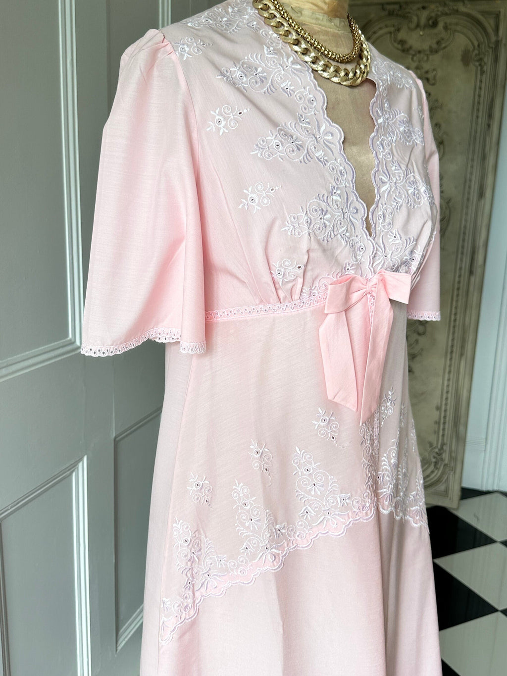 Vintage 1970s light pink and lace dressing gown house coat