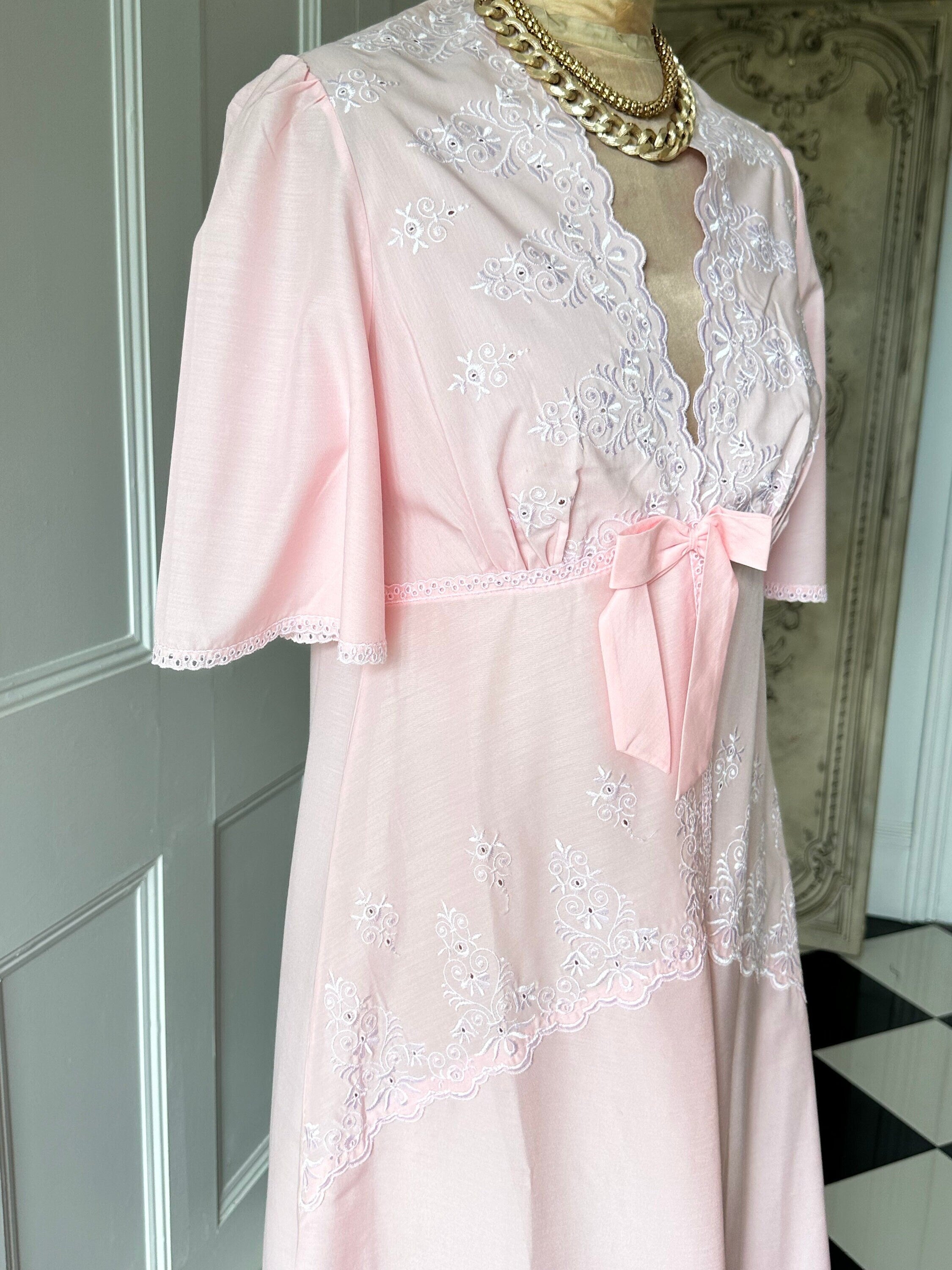 Vintage 1970s light pink and lace dressing gown house coat