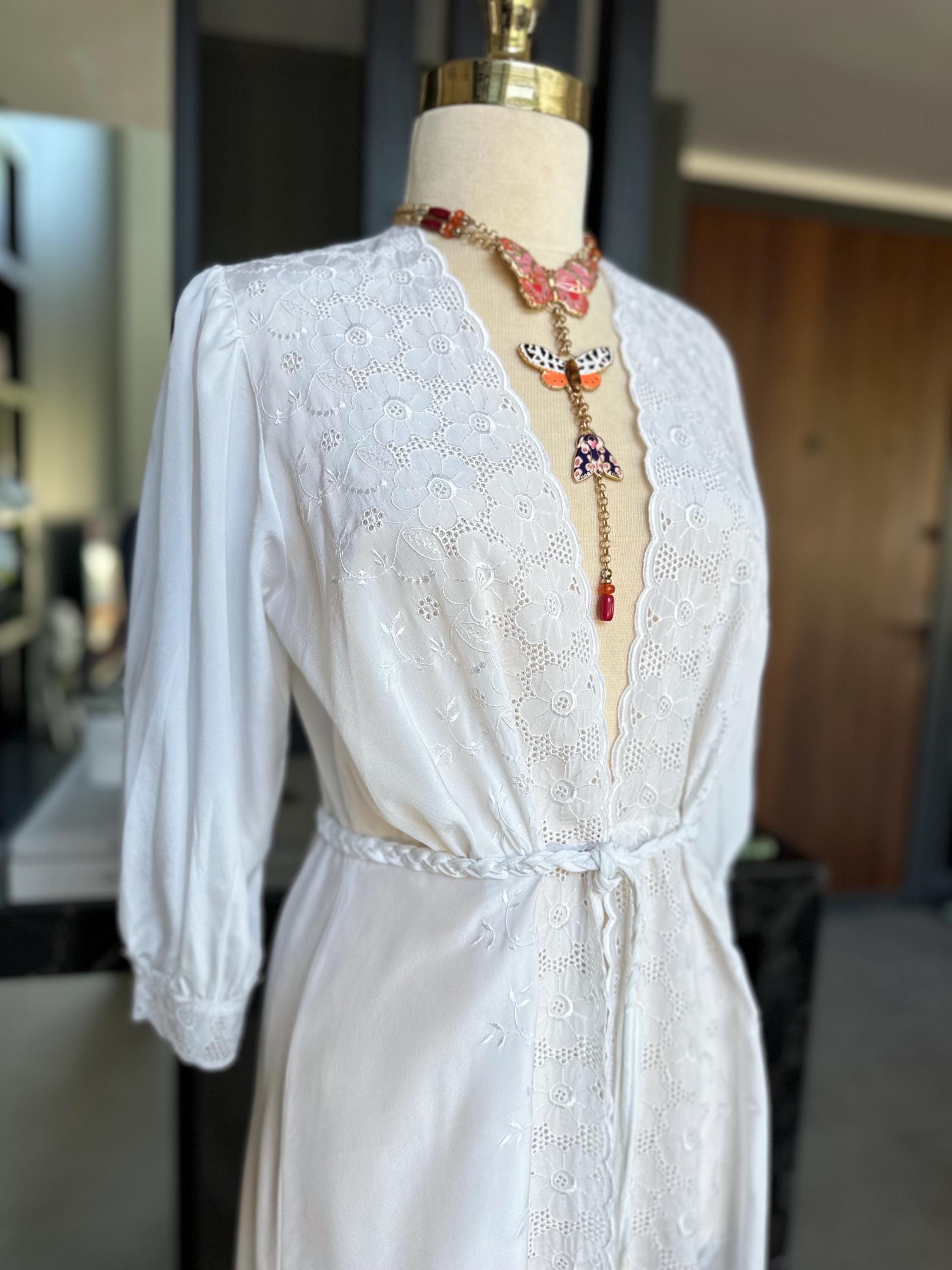 1970 vintage white peignoir dressing gown kimono