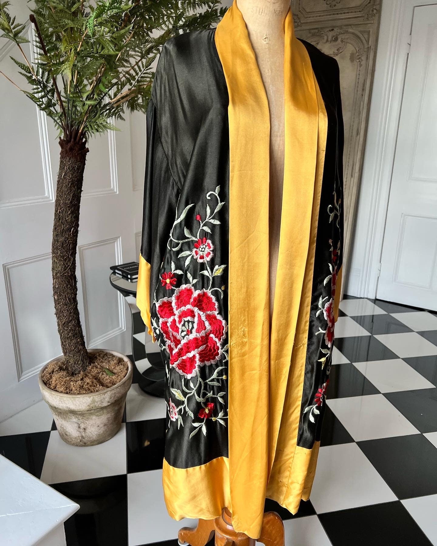 vintage 1930 40s satin kimono with floral embroidery