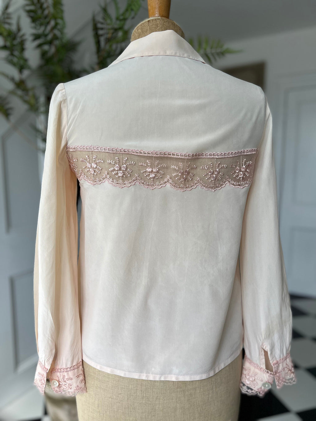 Vintage silk blouse from 1980s in light pink and lace