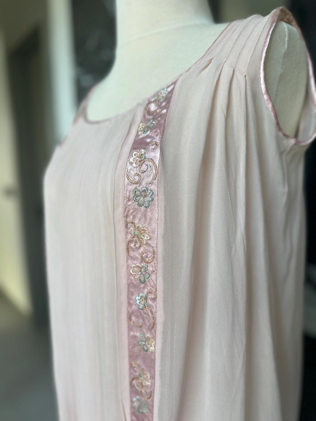 Antique 1920s-1930s Pink Silk Pleated crepe sheer Gown – Authentic Art Deco Floral Trim Maxi
