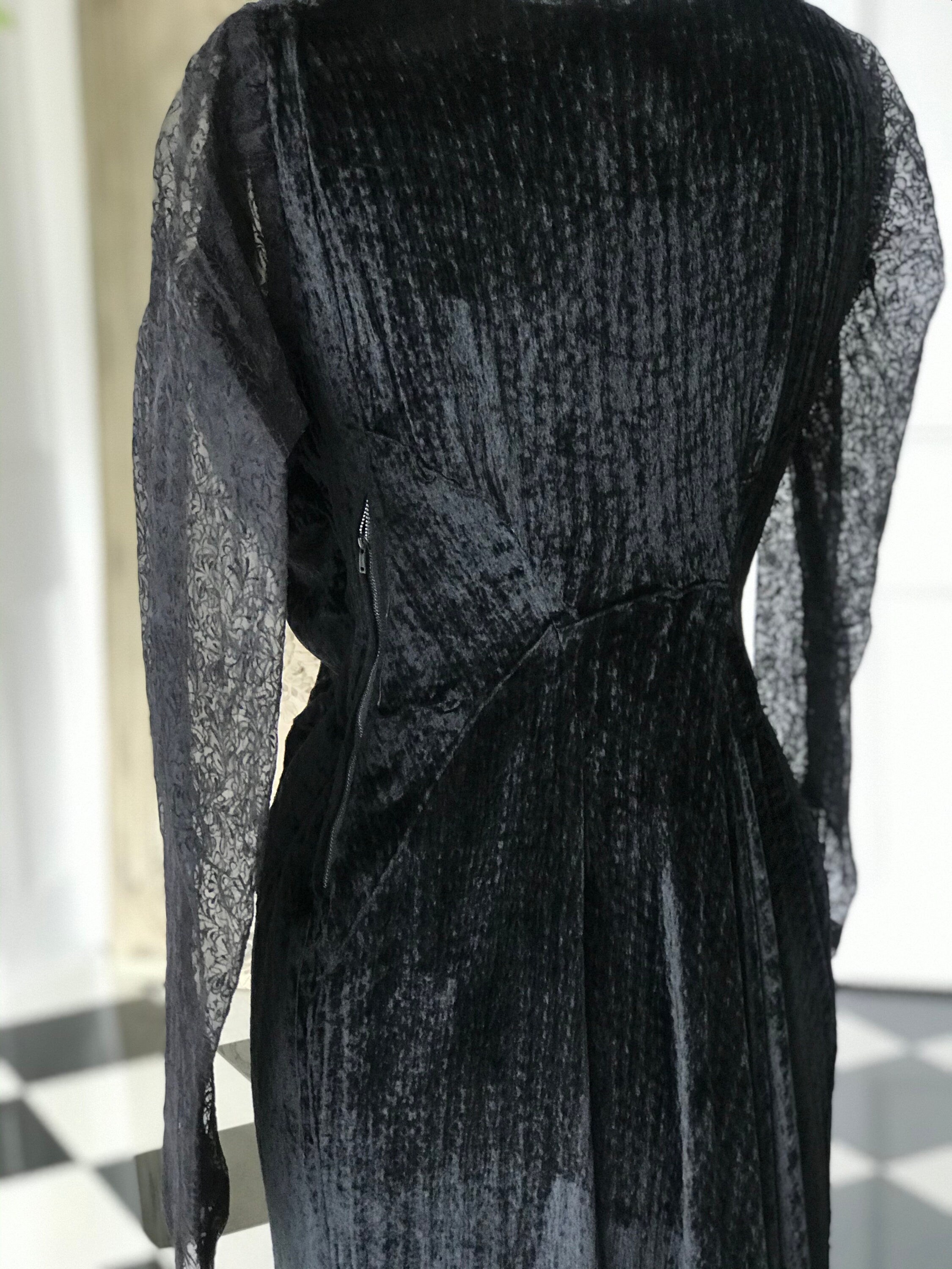 1940s dress in silk velvet and organdie velvet sleeves