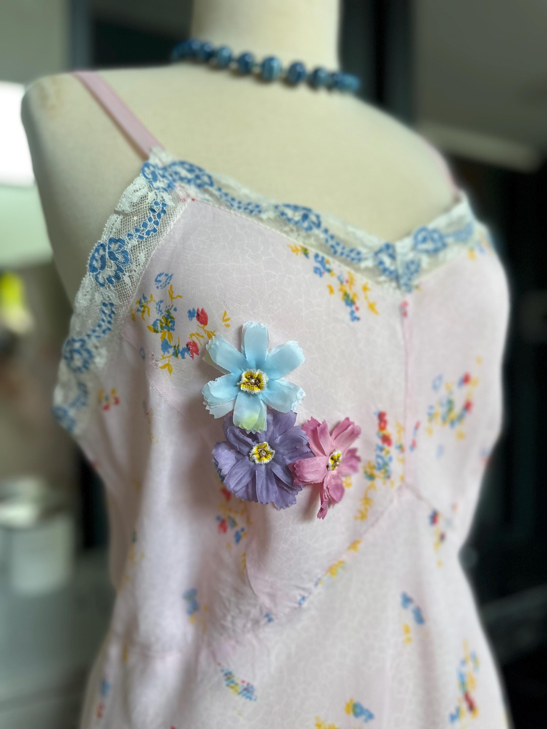 Antique 1930s Floral Slip – Authentic Art Deco Pink Daisy Print Gown with 3D Florals