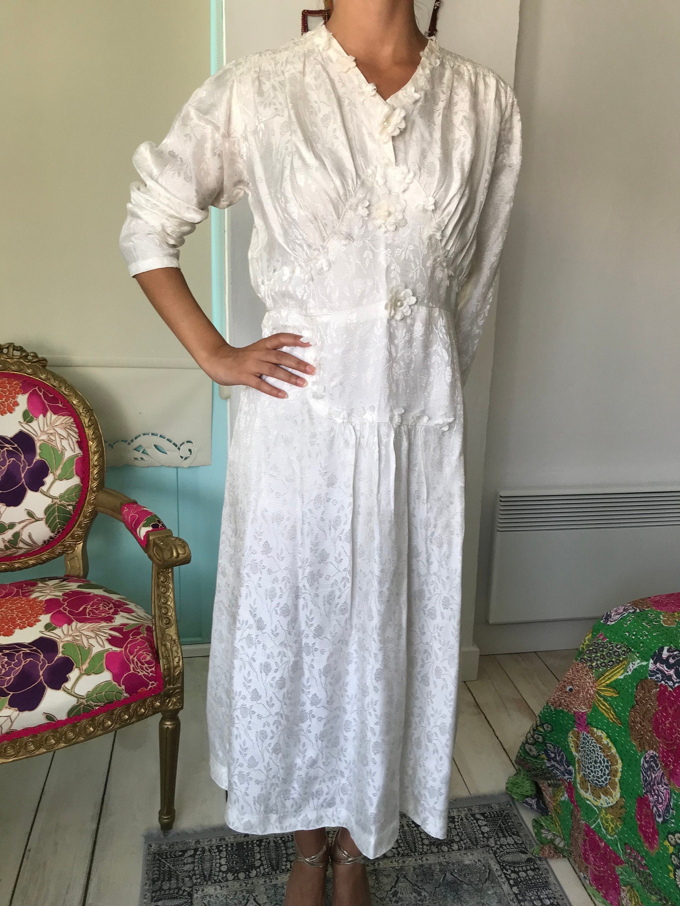 Vintage 1940s white long sleeve dress with floral details