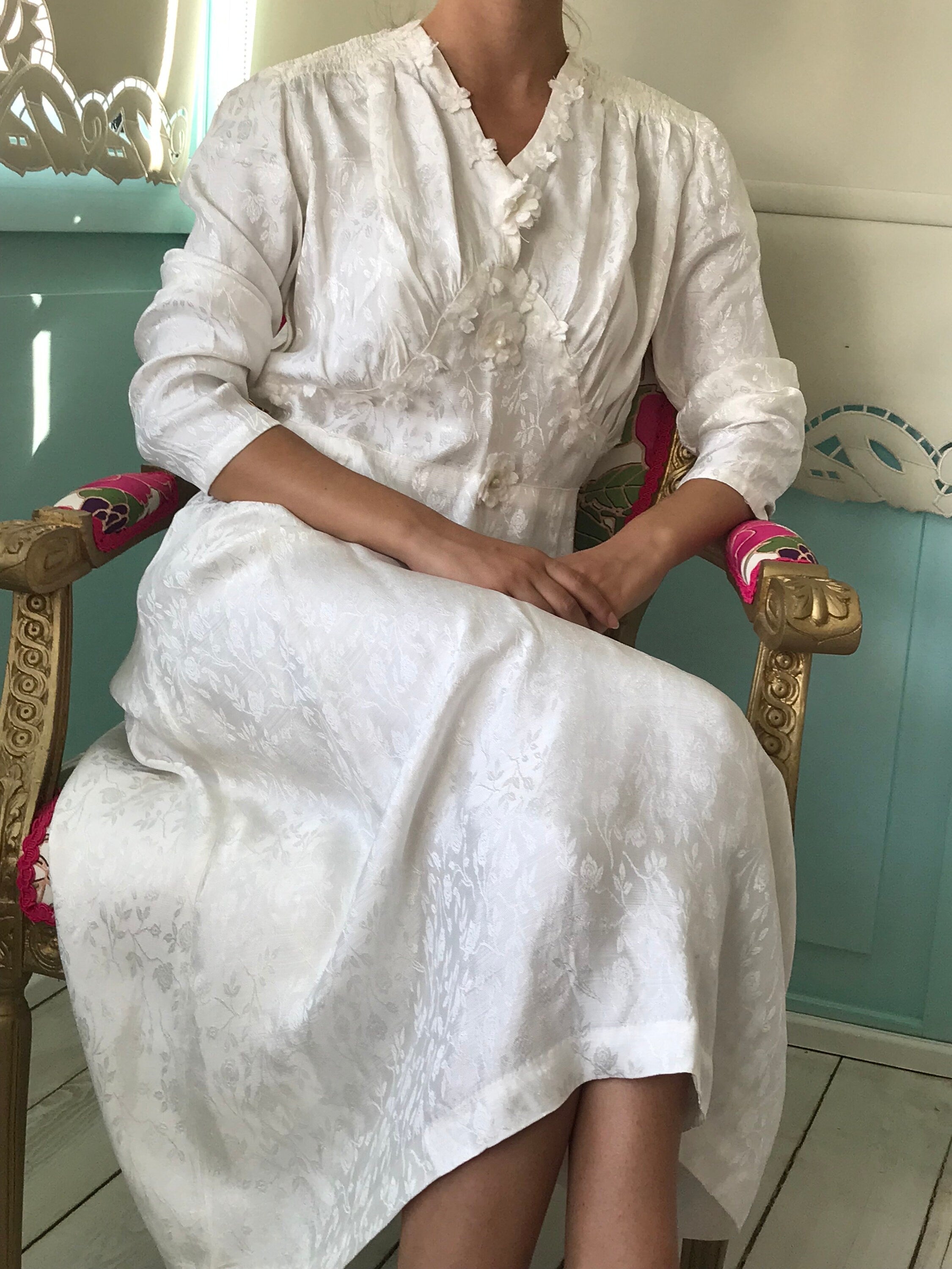 Vintage 1940s white long sleeve dress with floral details