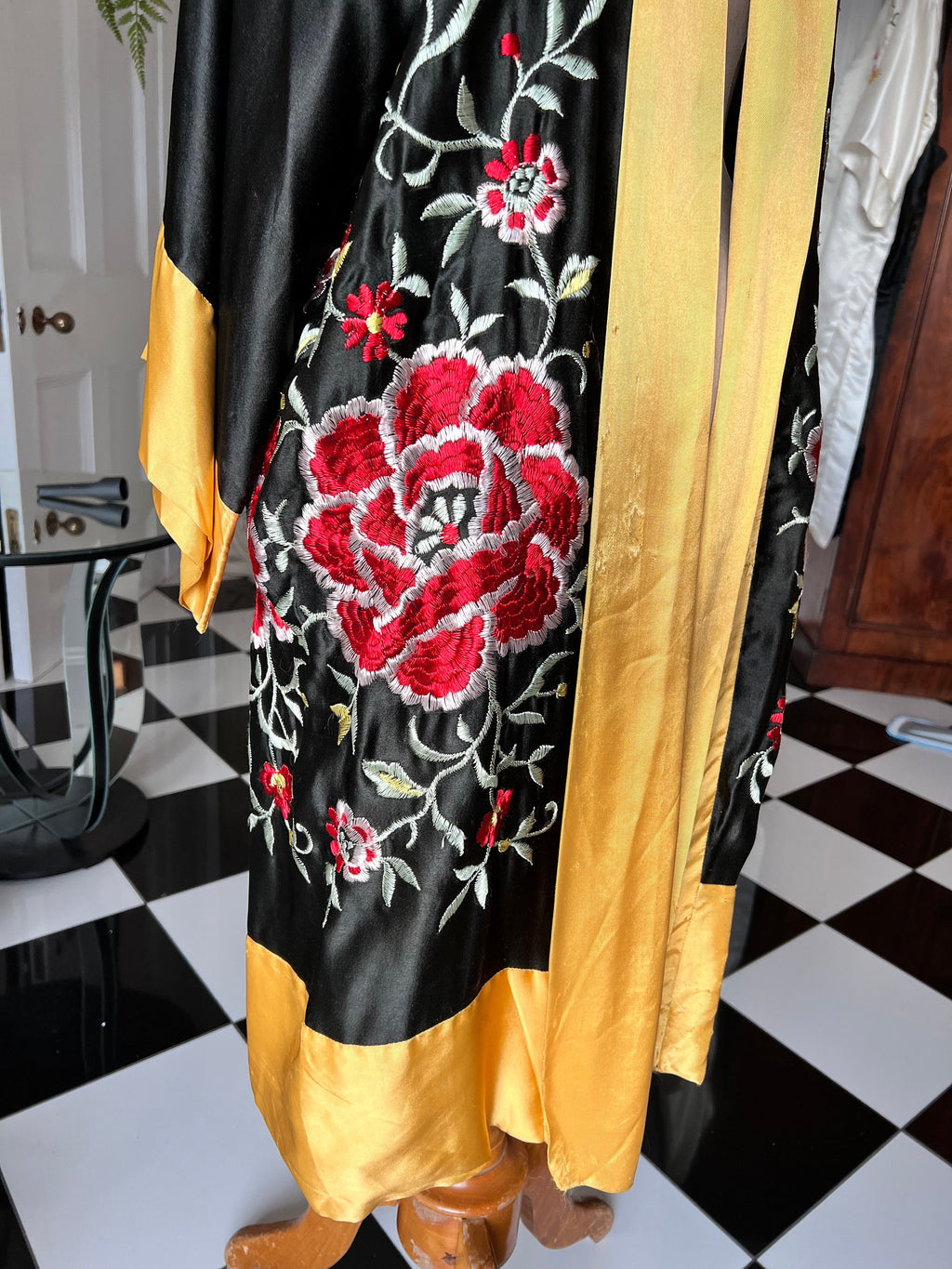 vintage 1930 40s satin kimono with floral embroidery