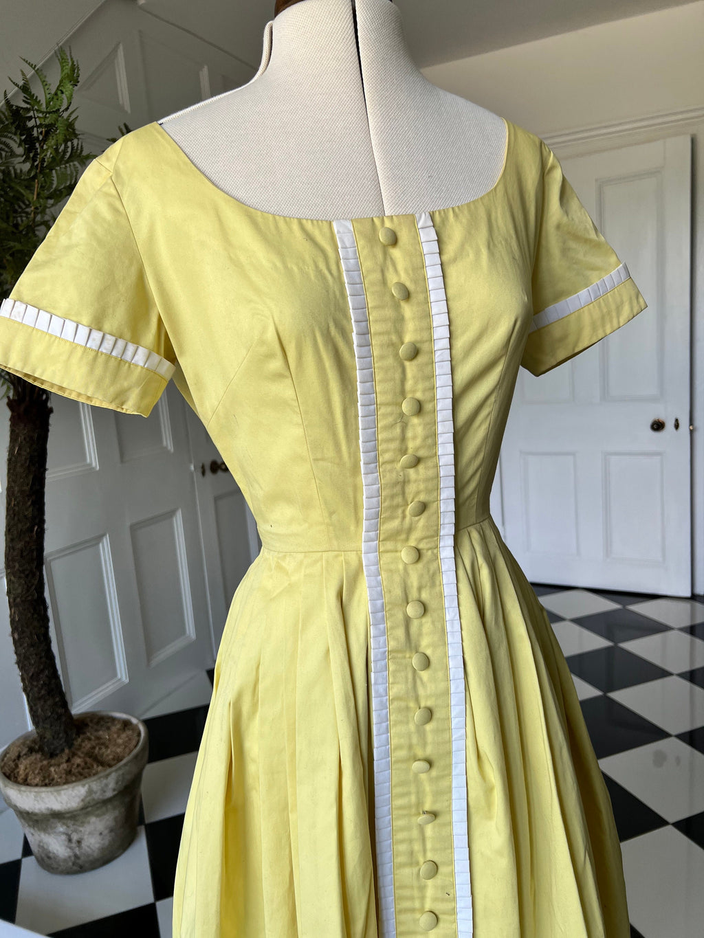 Vintage 1950s pretty summer dress in pale yellow dress
