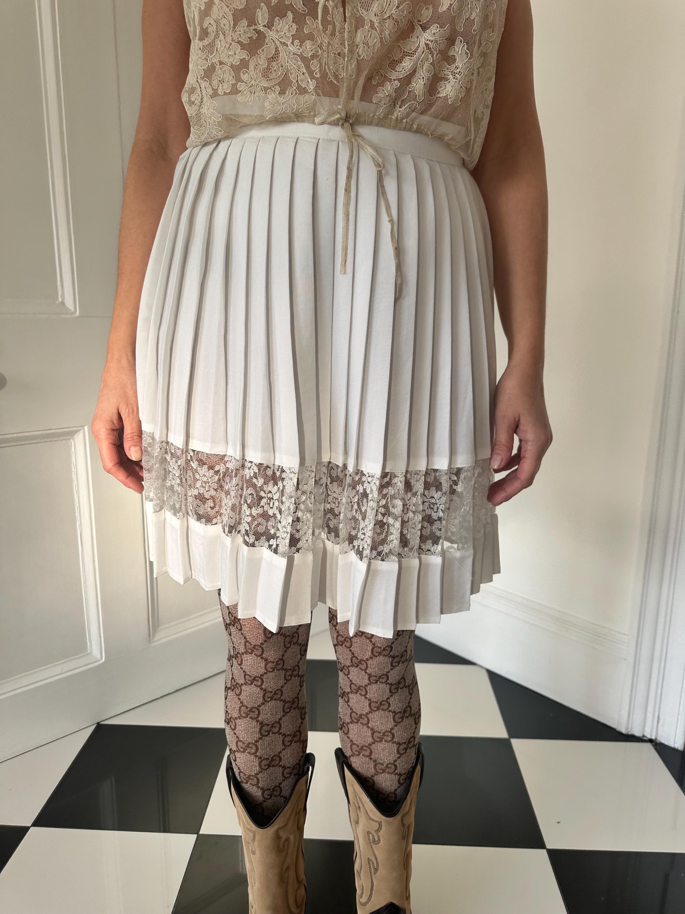 Vintage 1990s white pleated mini skirt with lace detailing