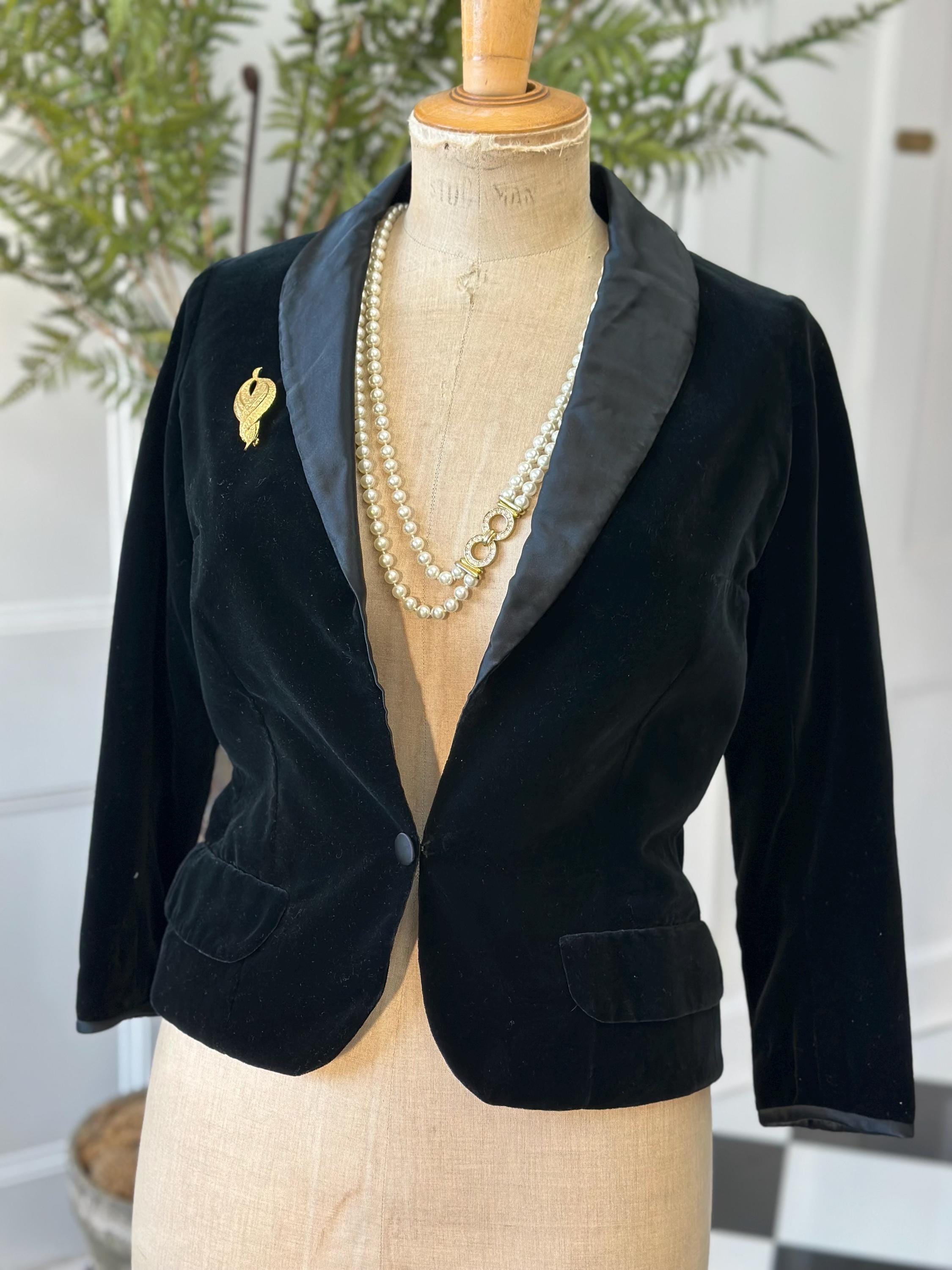 1950s 1960s Velvet and satin tuxedo evening  jacket with gold brooch