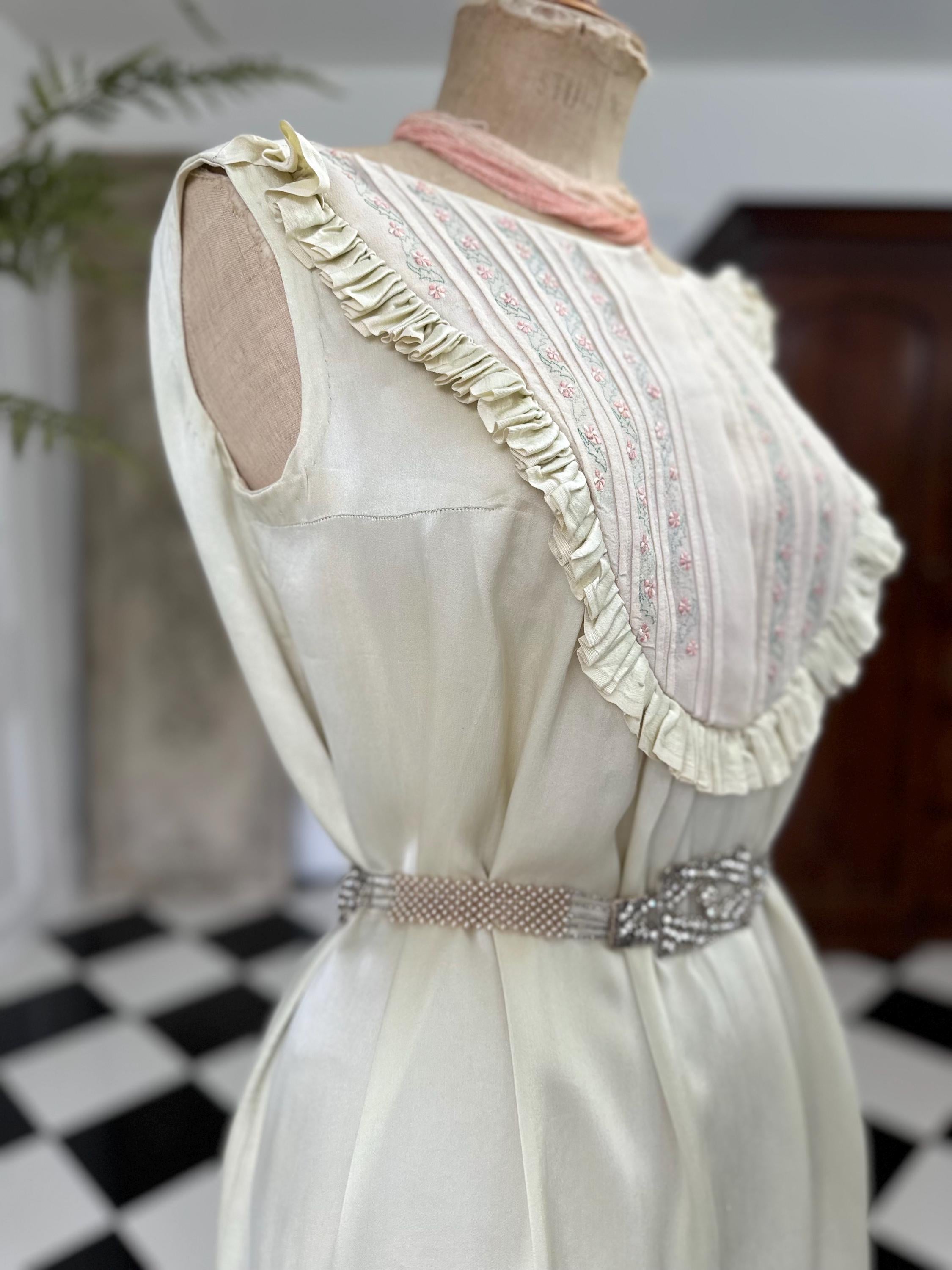 1940s Pale Green Smock Silk Dress with Hand Embroidery