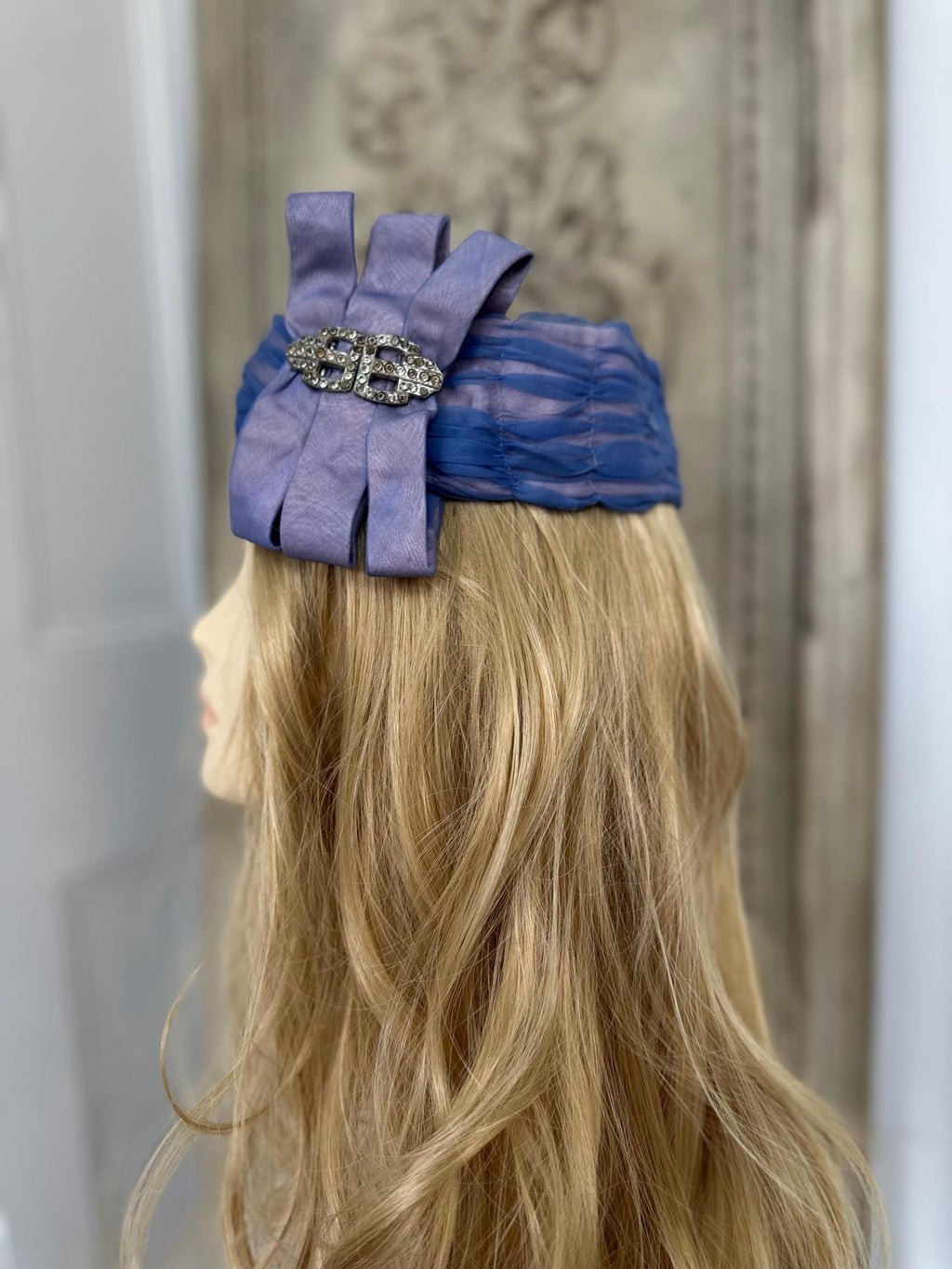 1920s head mband with a brooch