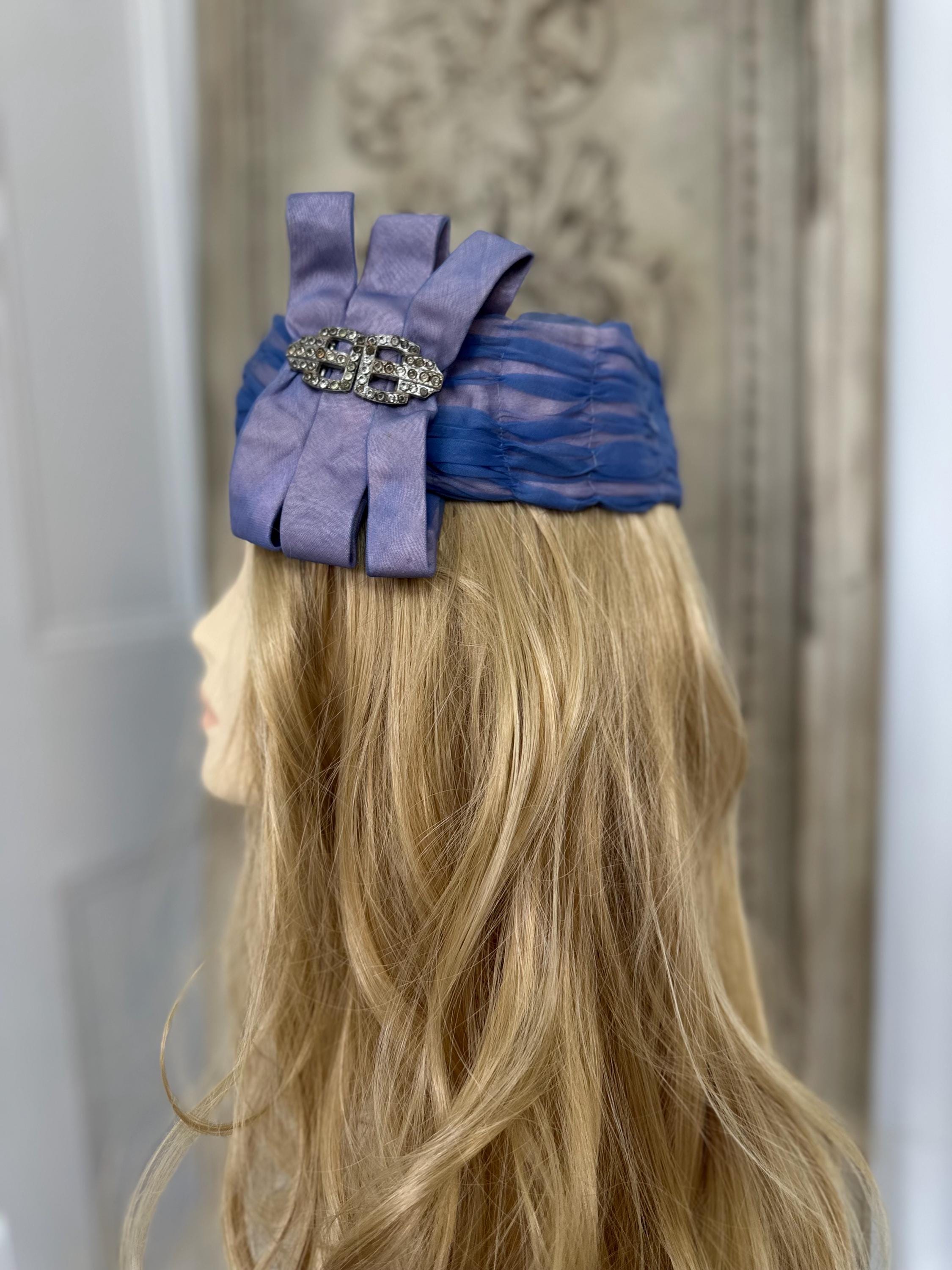 1920s head mband with a brooch