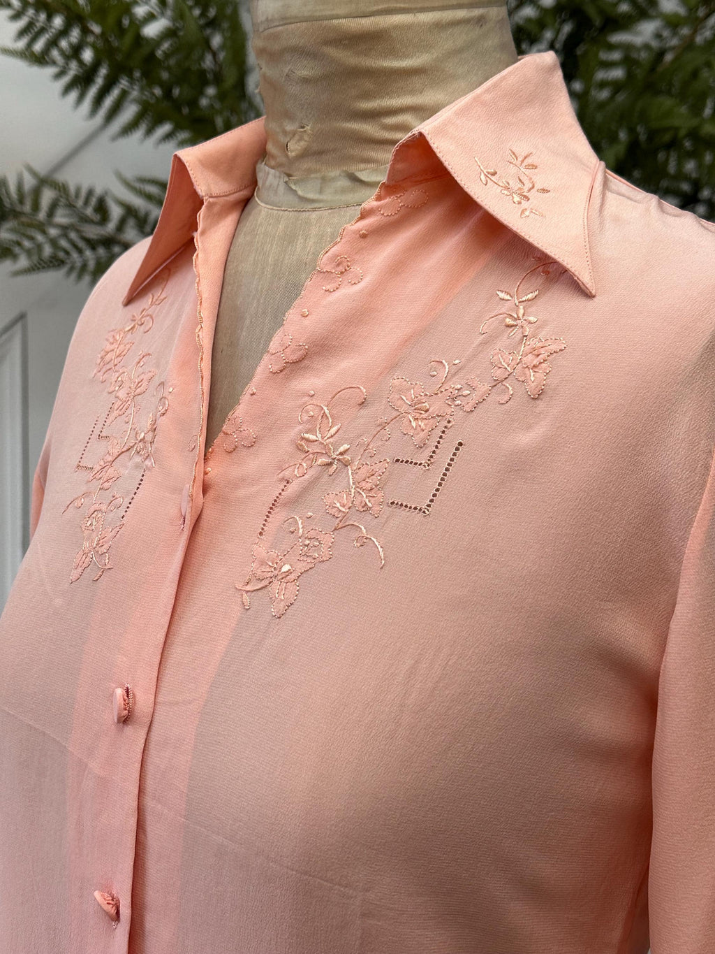 1940s Peachy pink silk blouse with hand embroidery details UK8