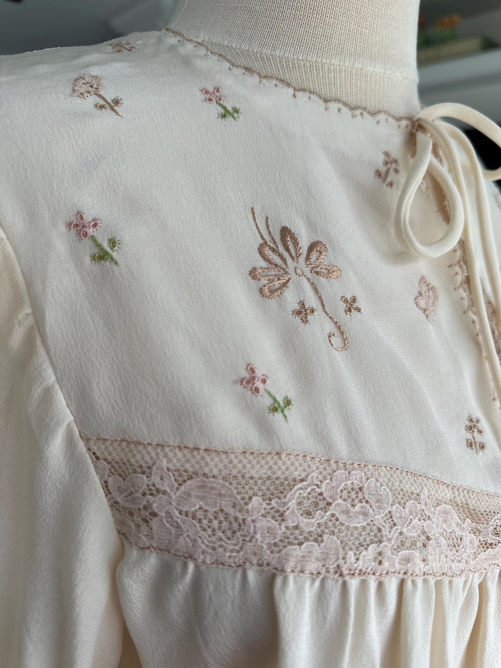1940s Cream short sleeve bed jacket with hand embroidery
