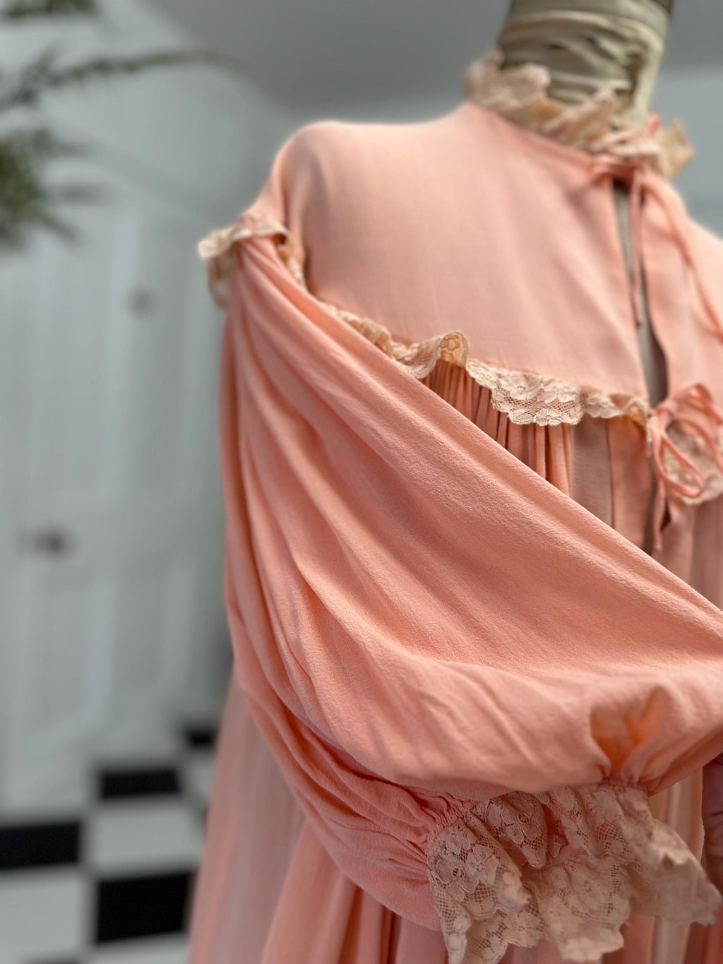 1940s Peach Silk Crepe Lace Robe – Smock Style Dressing Gown, Hollywood Glamour Lingerie