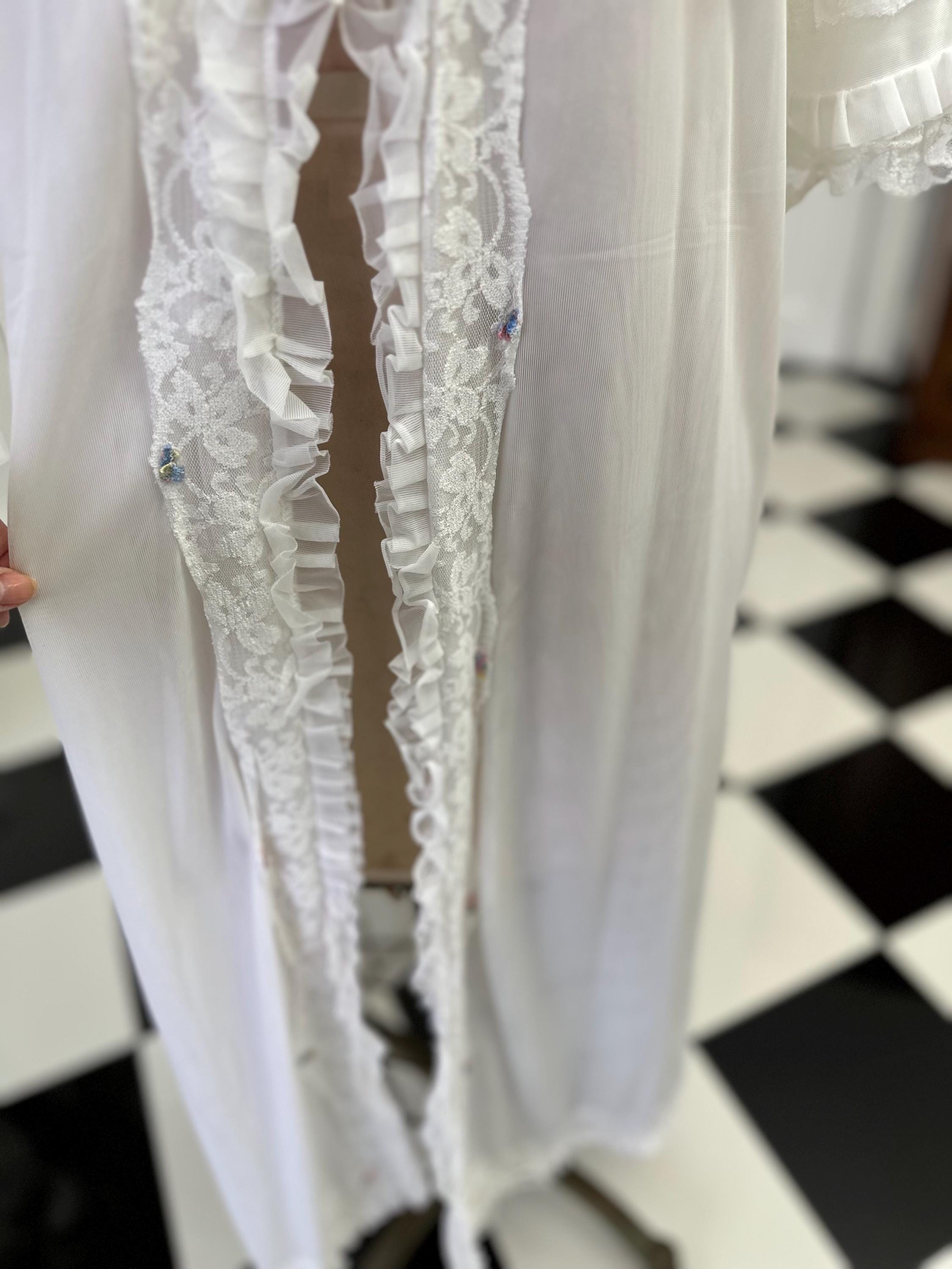 Vintage 1970s White Peignoir with Lace Ruffle and Floral Details