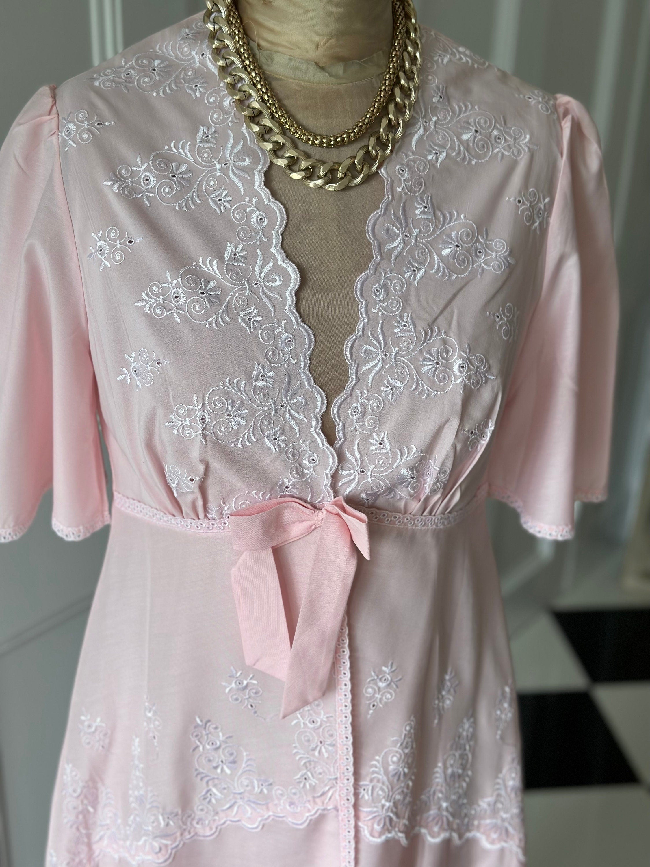 Vintage 1970s light pink and lace dressing gown house coat