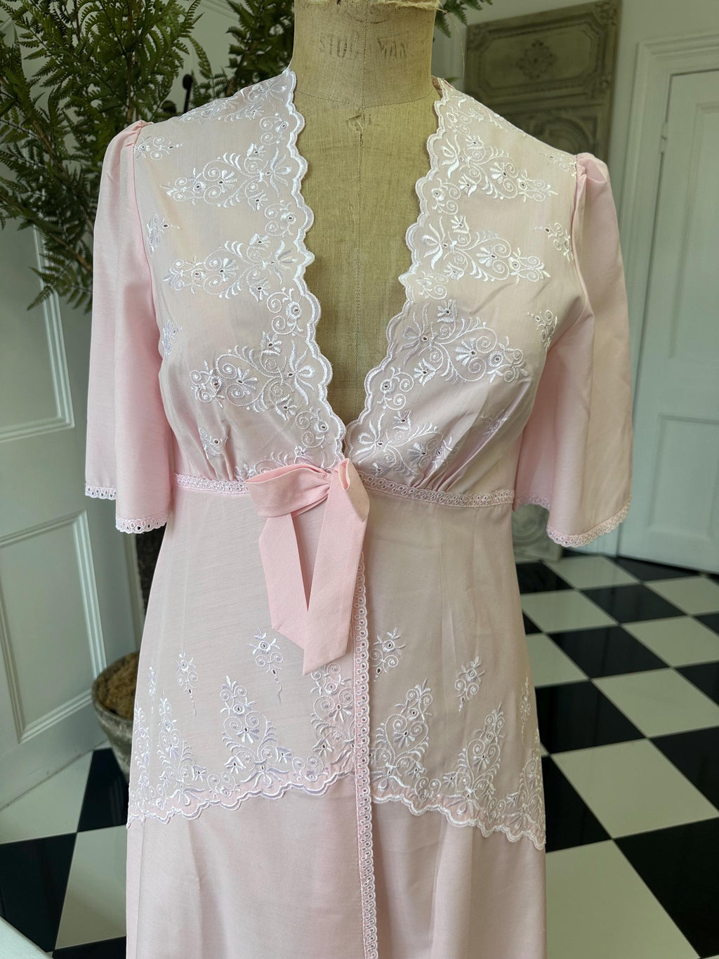 Vintage 1970s light pink and lace dressing gown house coat