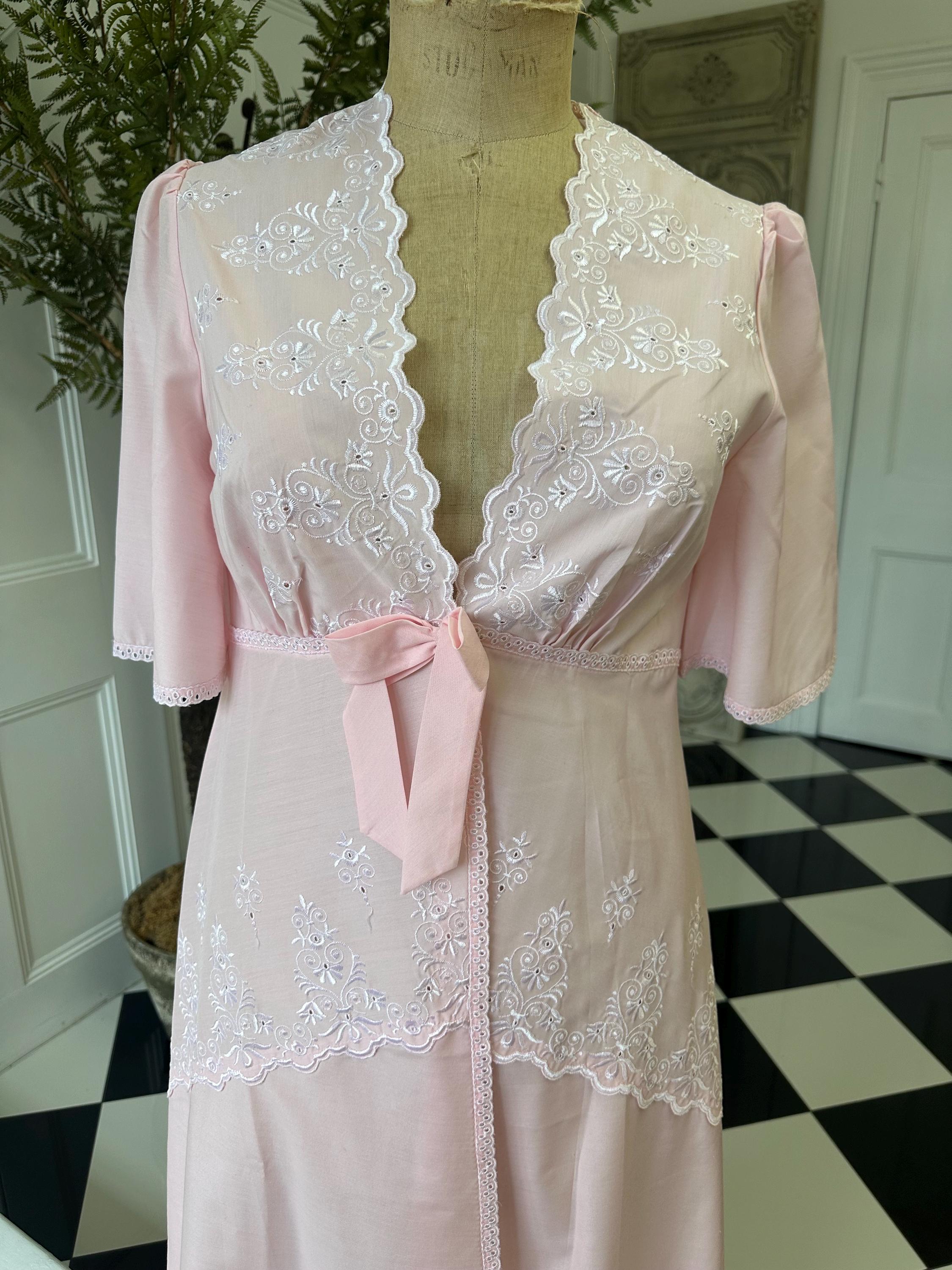 Vintage 1970s light pink and lace dressing gown house coat