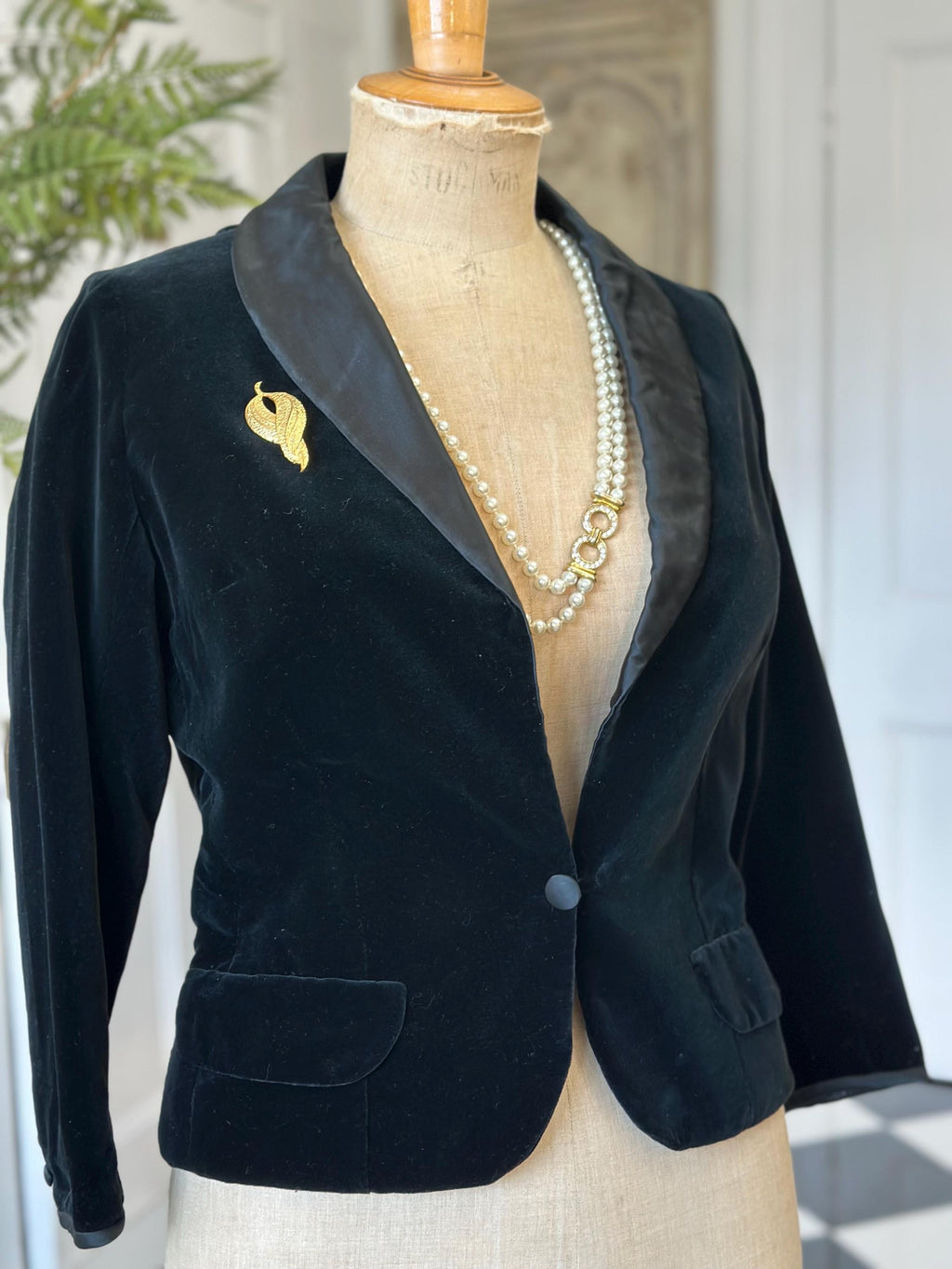 1950s 1960s Velvet and satin tuxedo evening  jacket with gold brooch