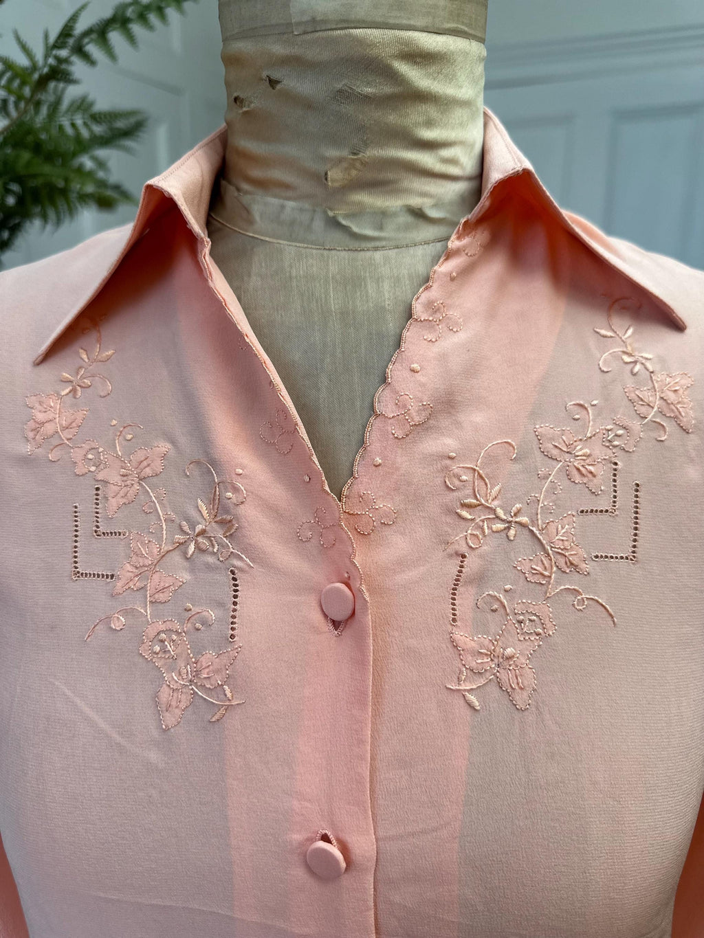 1940s Peachy pink silk blouse with hand embroidery details UK8