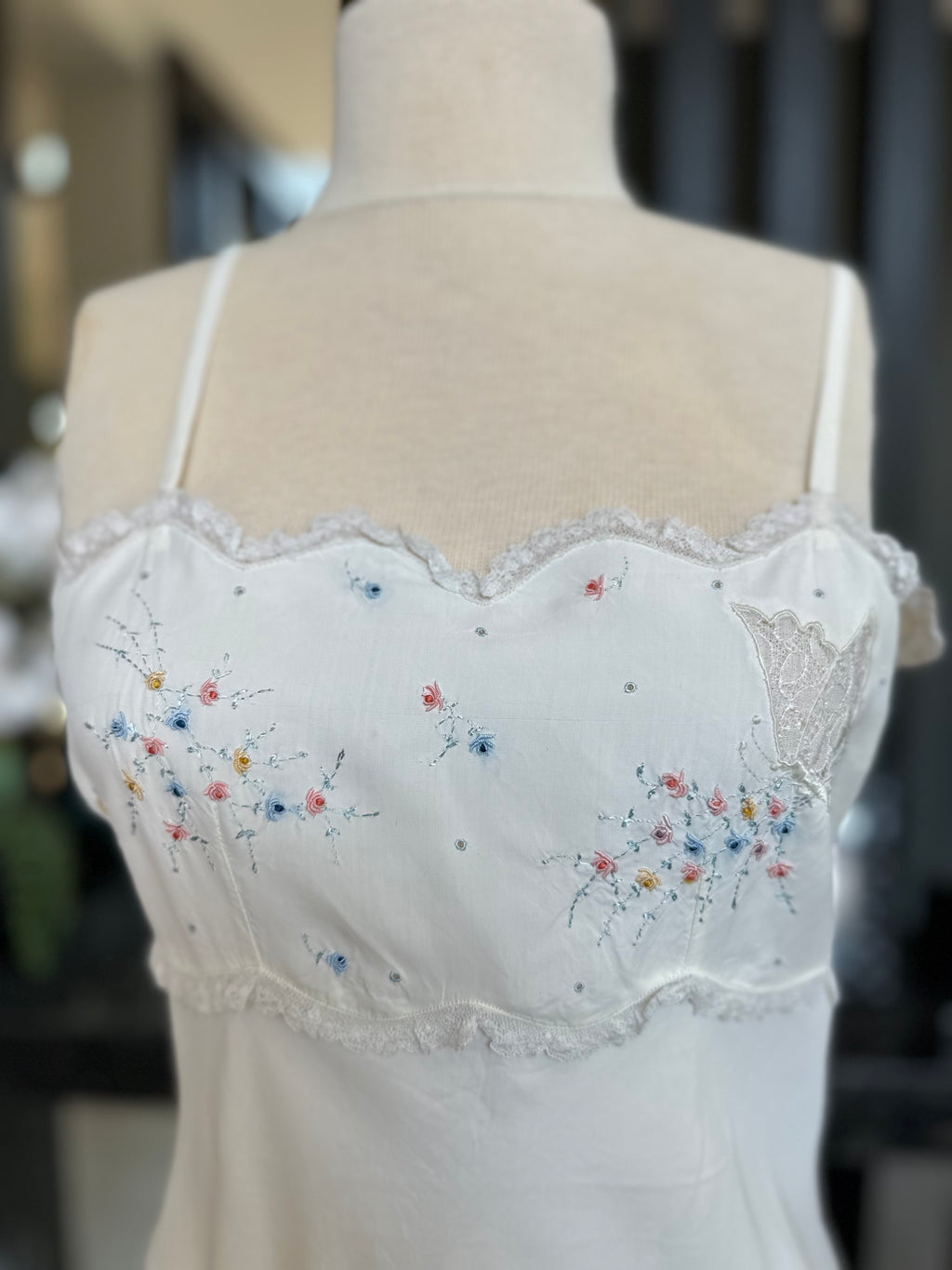 1930s White short slip dress with hand embroidery