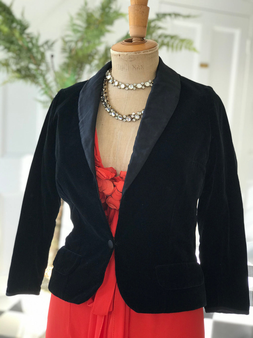 1950s 1960s Velvet and satin tuxedo evening  jacket with gold brooch