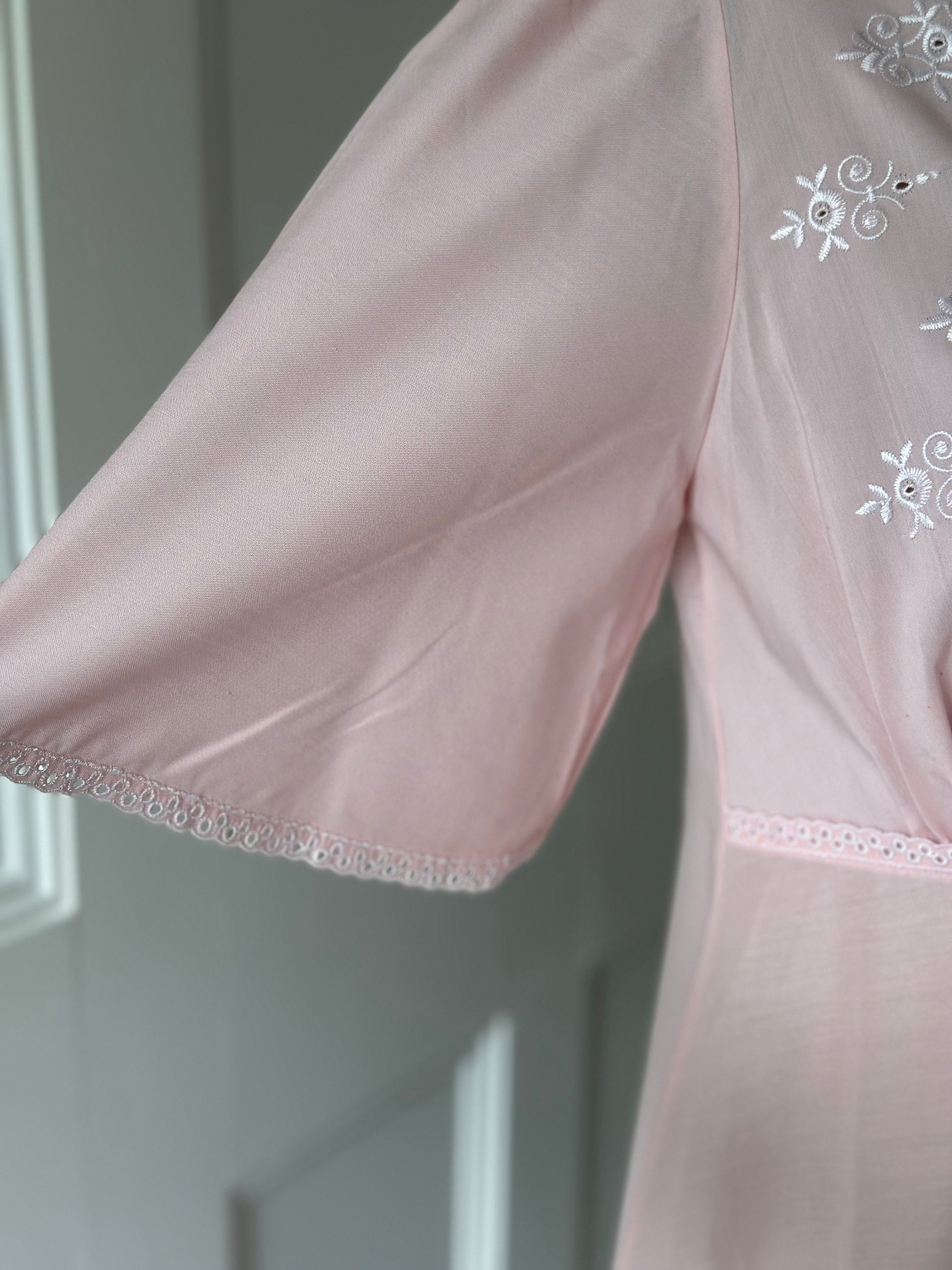 Vintage 1970s light pink and lace dressing gown house coat