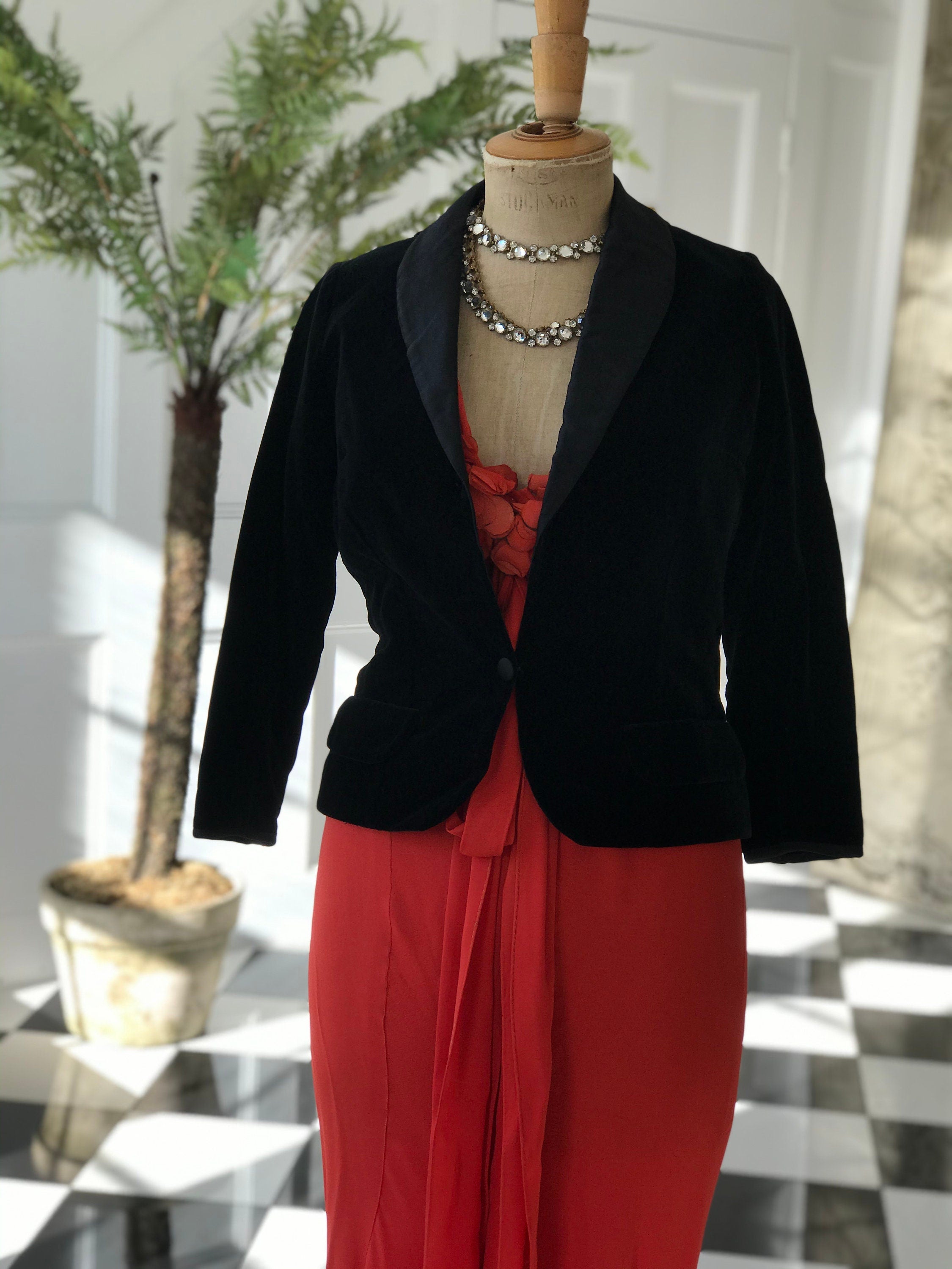 1950s 1960s Velvet and satin tuxedo evening  jacket with gold brooch