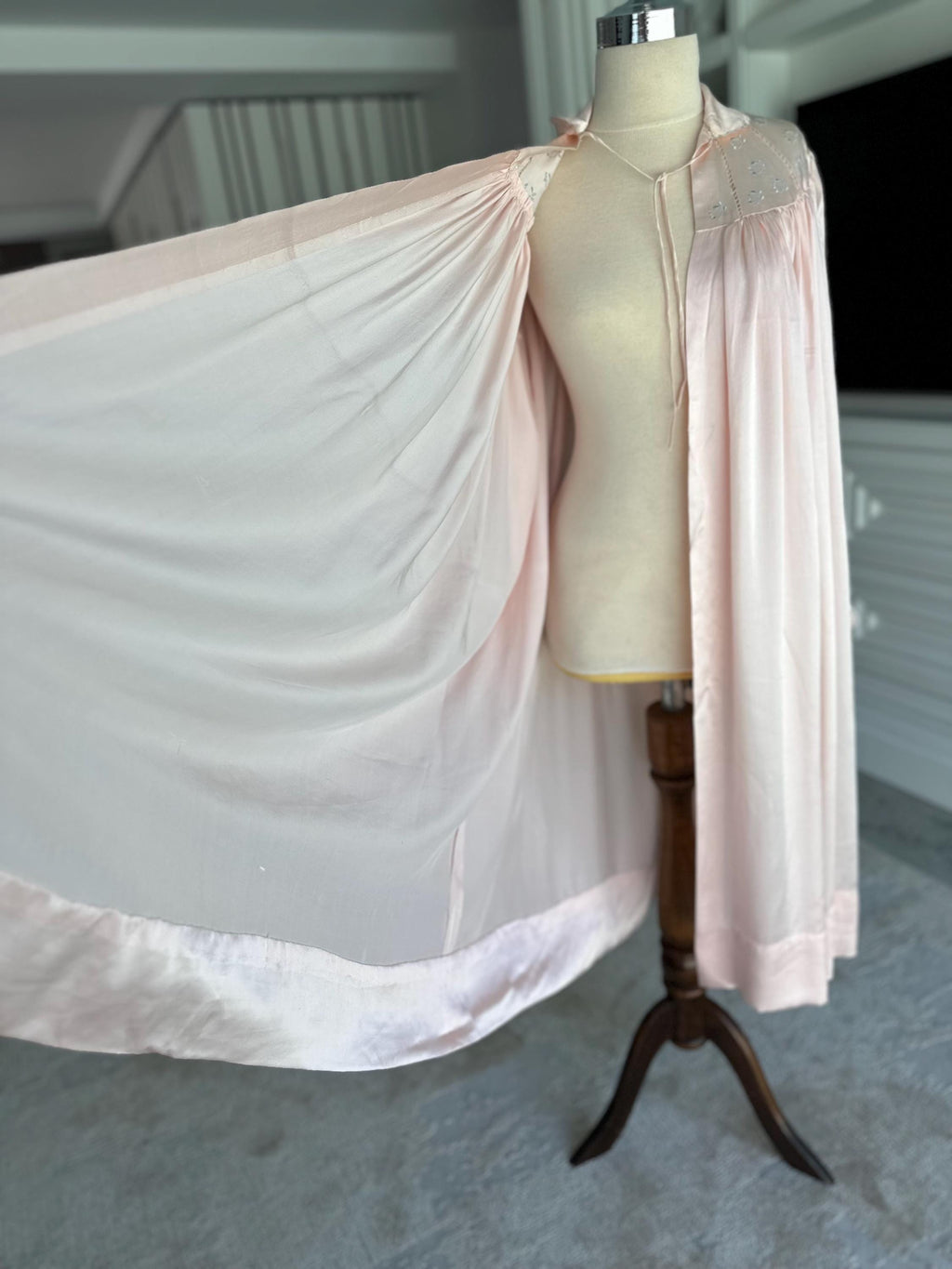 1940s Pink silk robe dressing gown