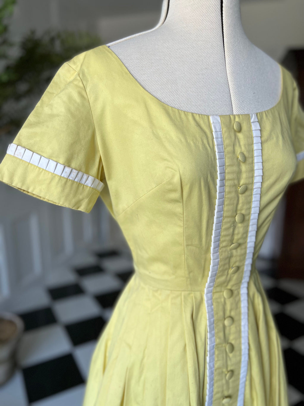 Vintage 1950s pretty summer dress in pale yellow dress