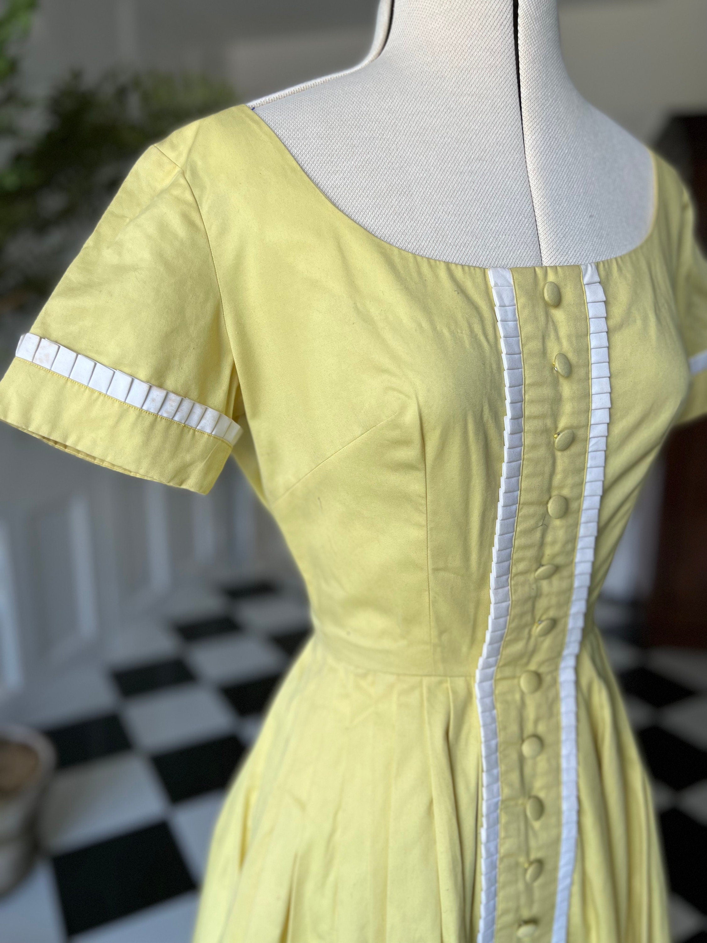 Vintage 1950s pretty summer dress in pale yellow dress