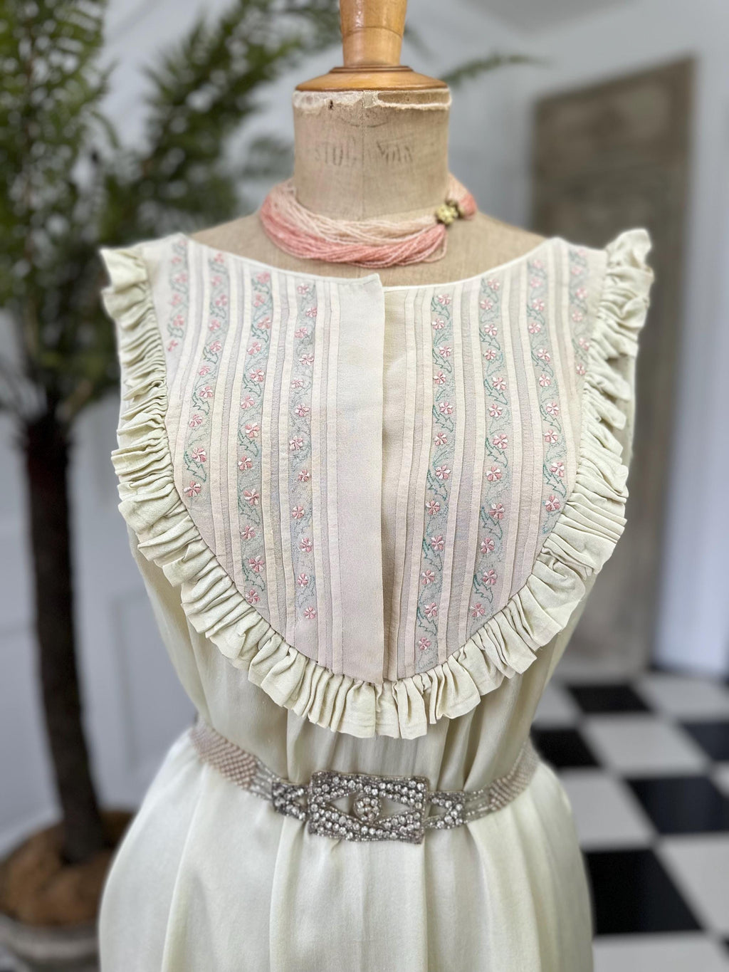 1940s Pale Green Smock Silk Dress with Hand Embroidery