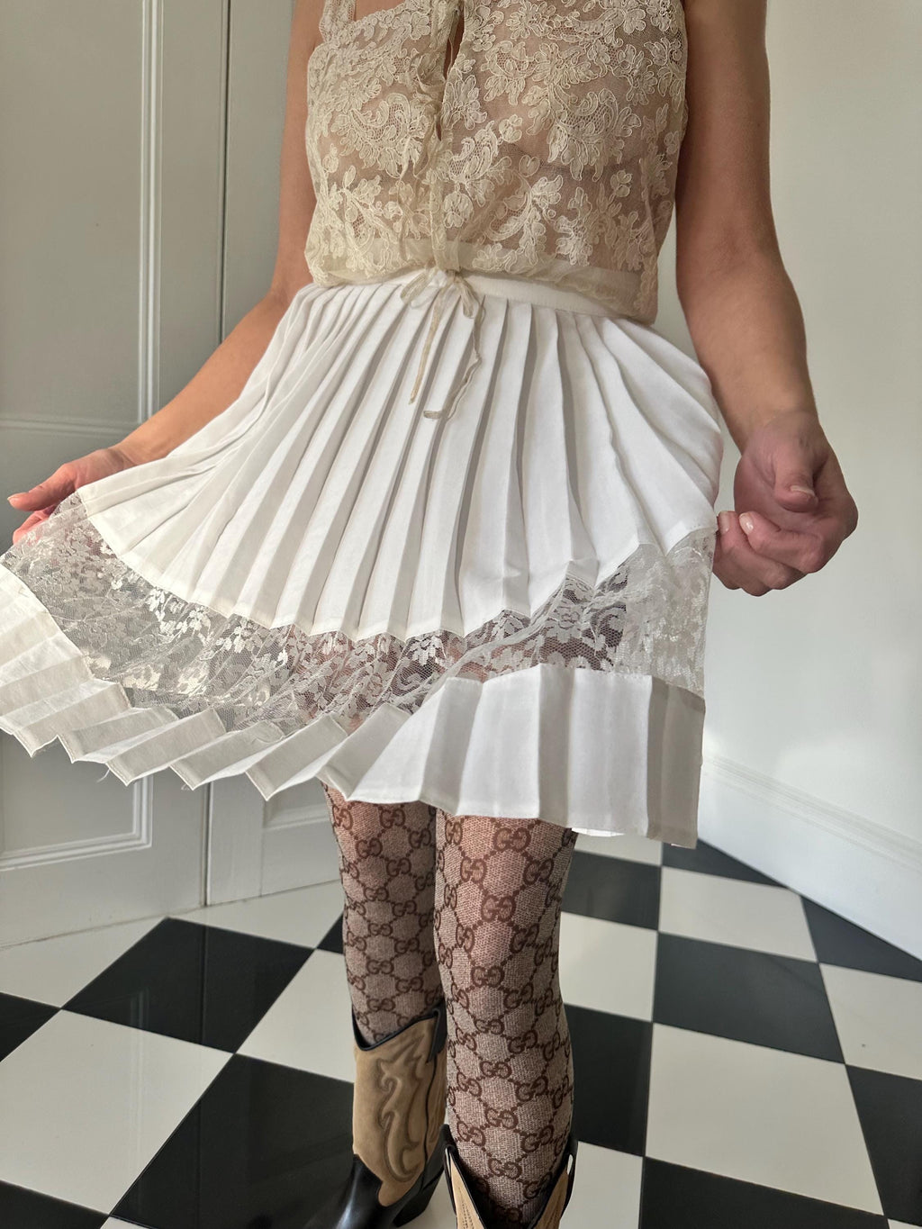 Vintage 1990s white pleated mini skirt with lace detailing
