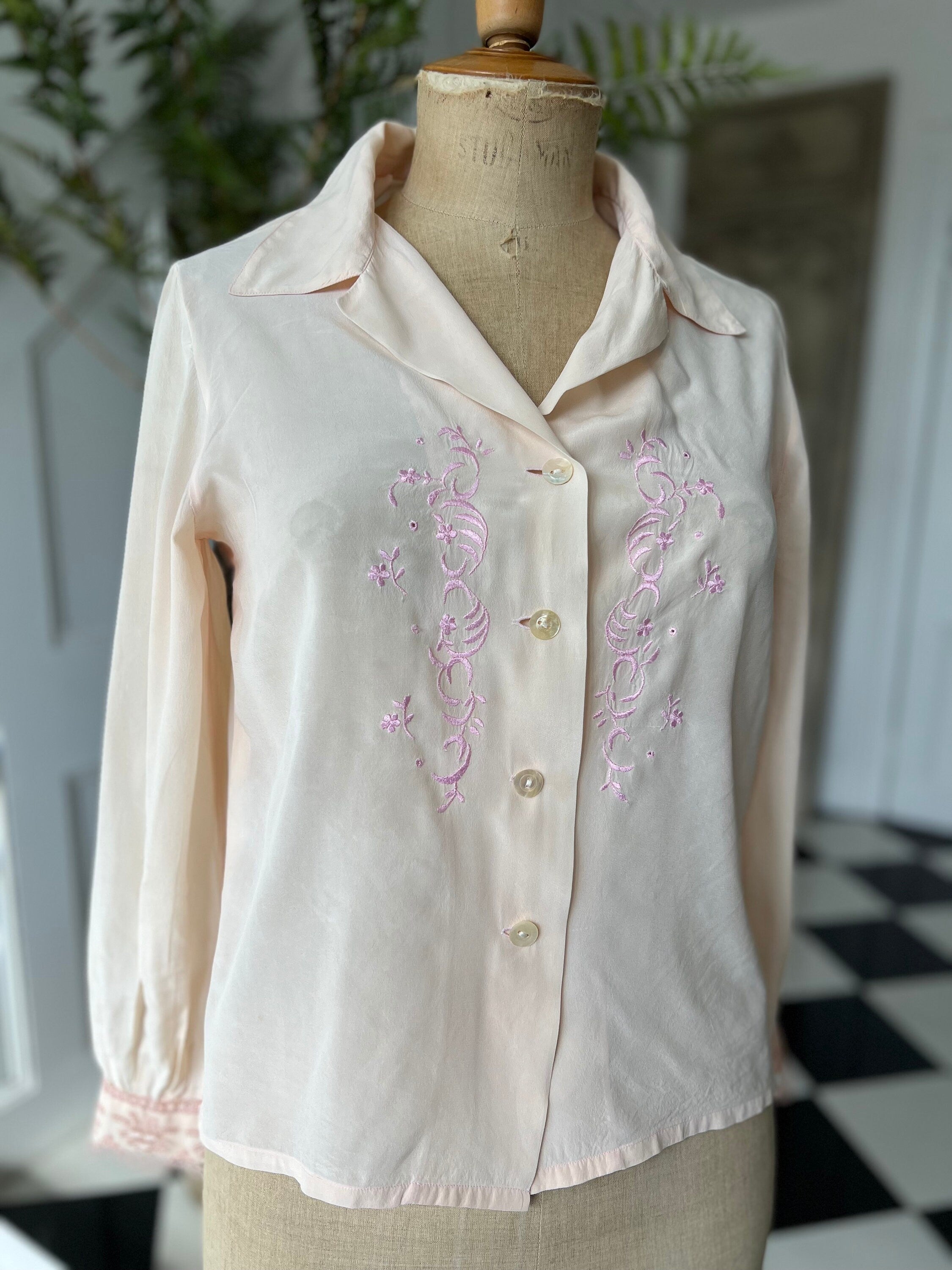 Vintage silk blouse from 1980s in light pink and lace
