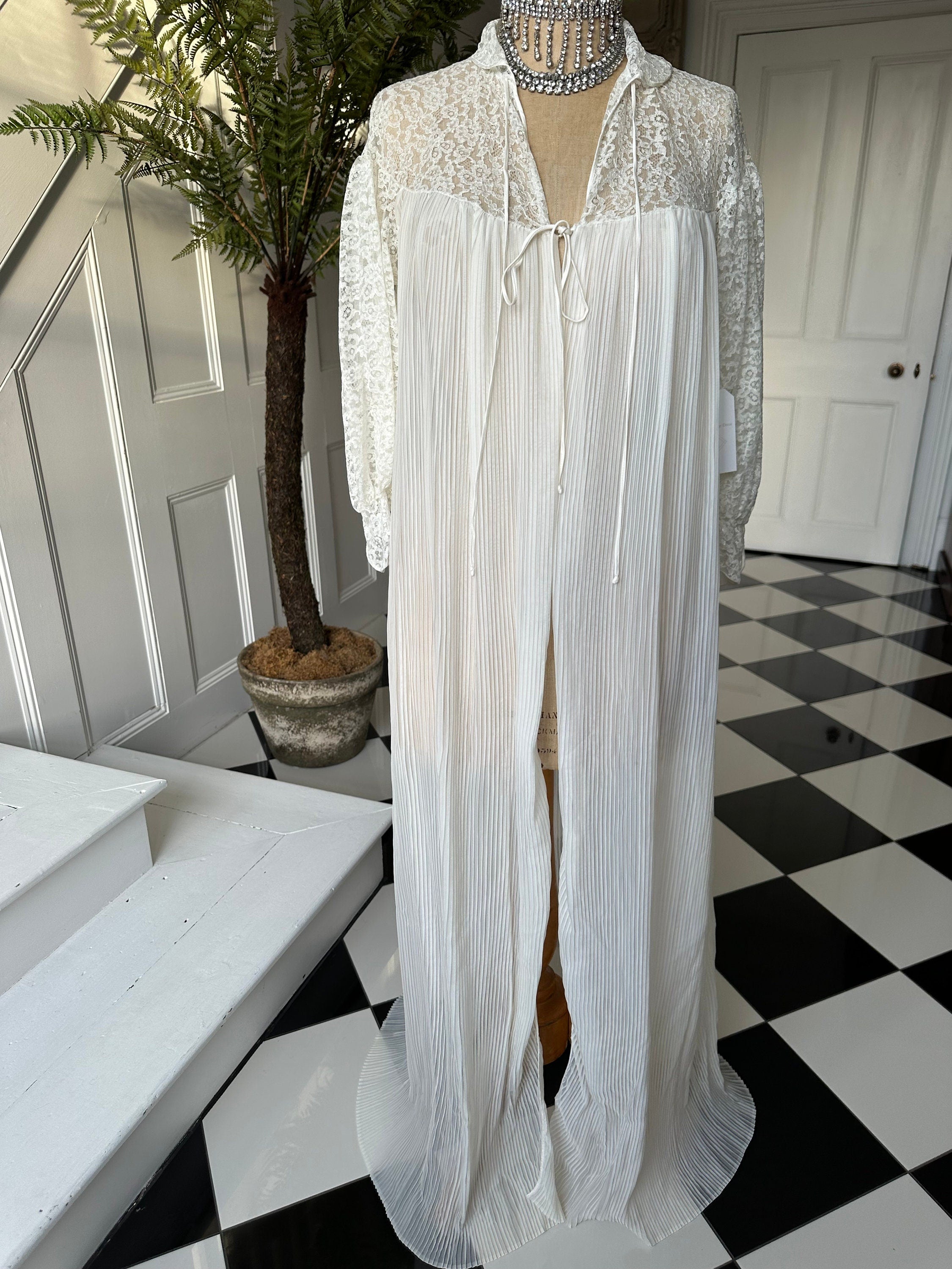 1970 Sheer pleated with lace robe peignoir