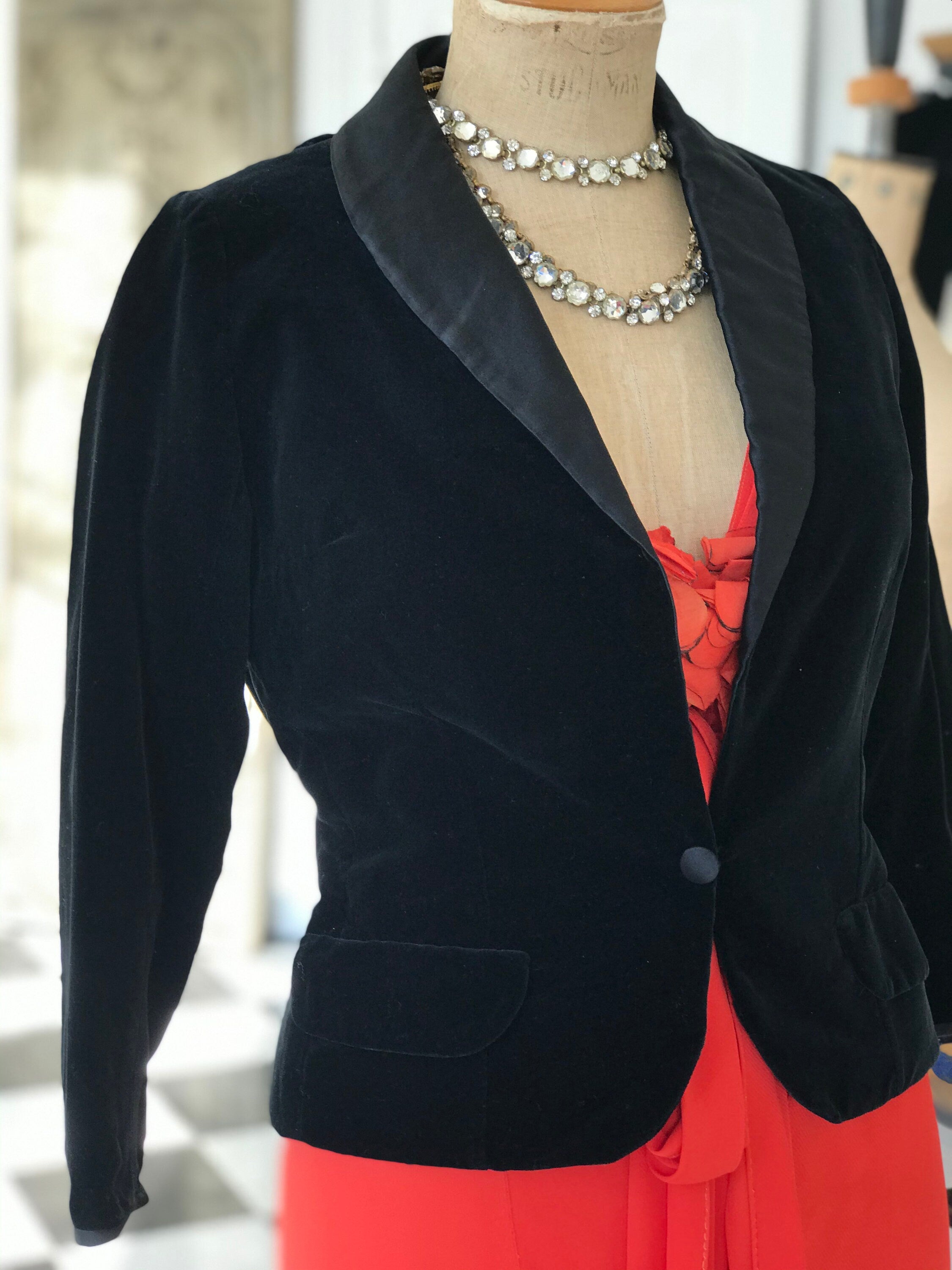 1950s 1960s Velvet and satin tuxedo evening  jacket with gold brooch