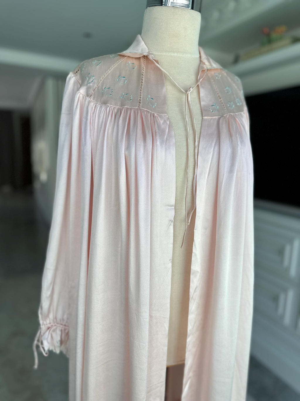 1940s Pink silk robe dressing gown