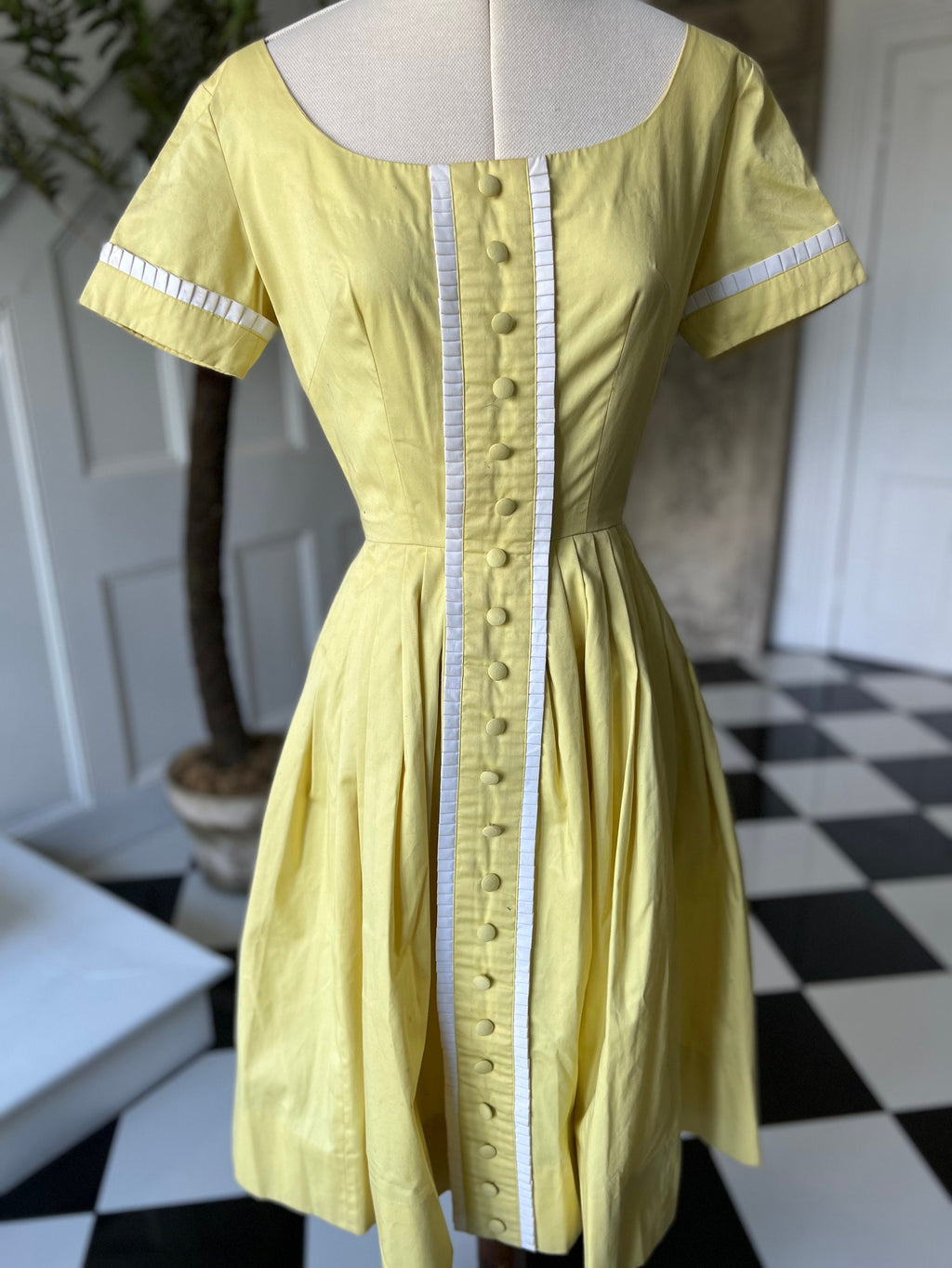 Vintage 1950s pretty summer dress in pale yellow dress