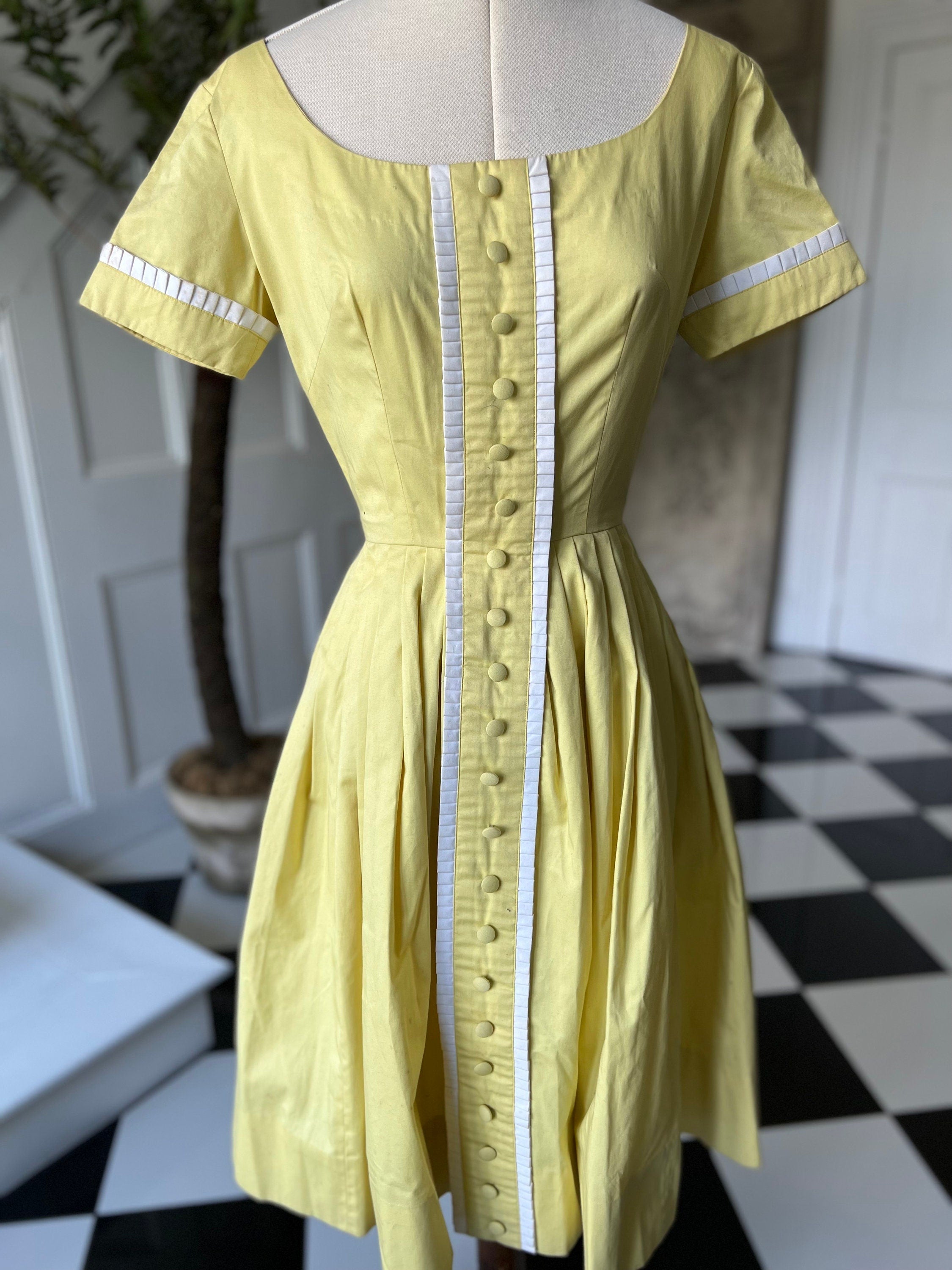 Vintage 1950s pretty summer dress in pale yellow dress