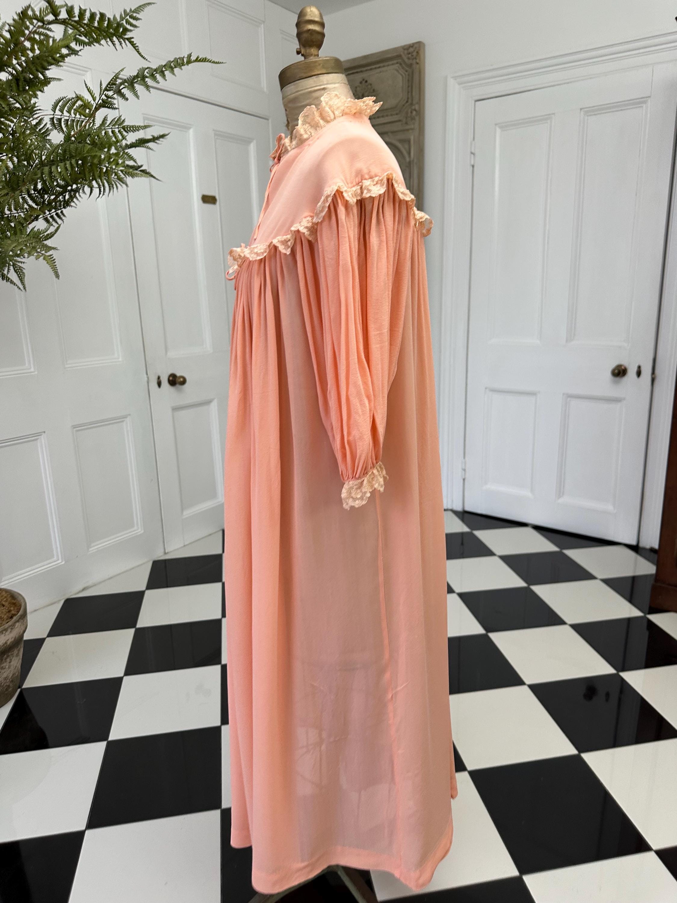1940s Peach Silk Crepe Lace Robe – Smock Style Dressing Gown, Hollywood Glamour Lingerie