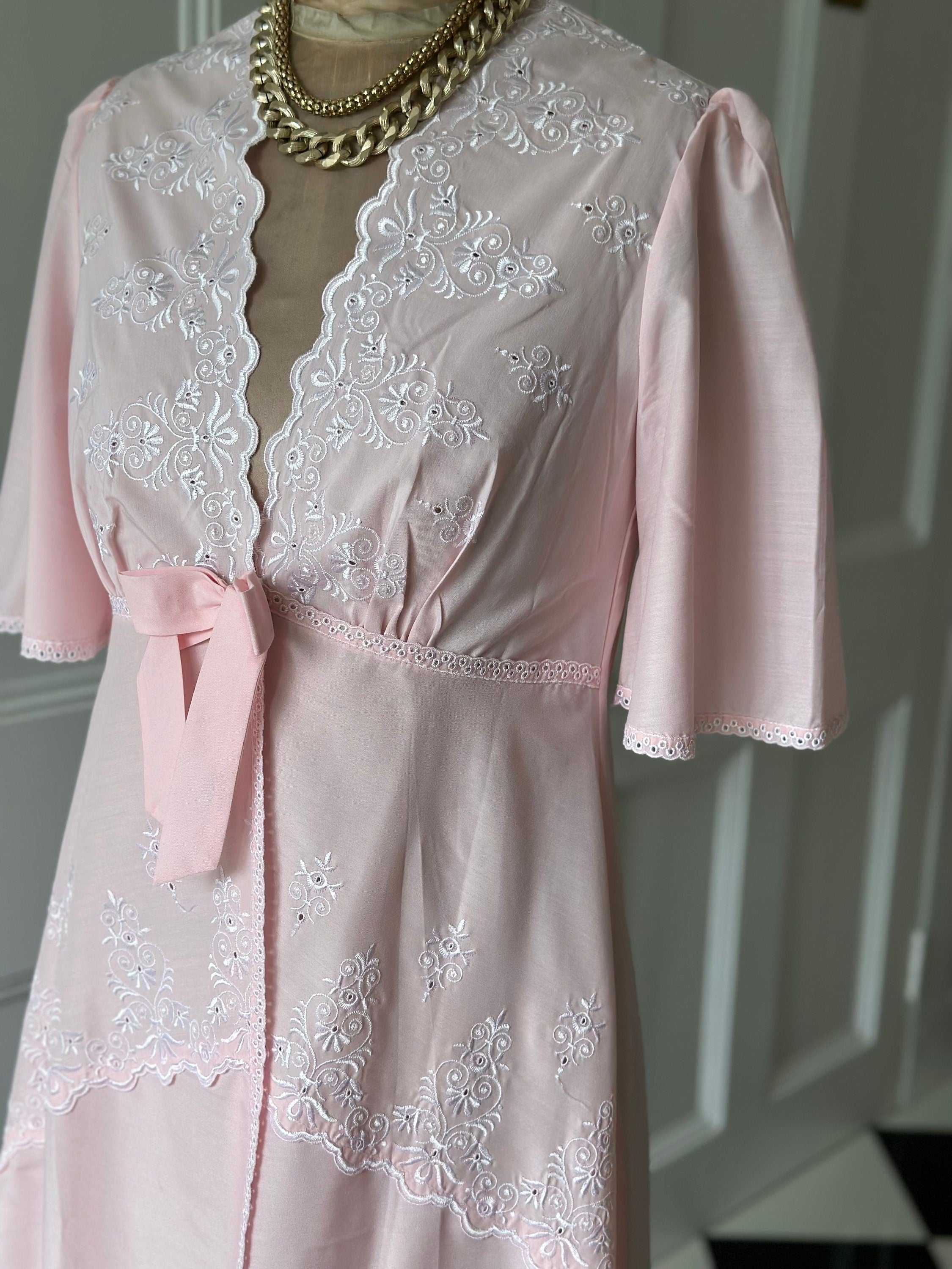 Vintage 1970s light pink and lace dressing gown house coat