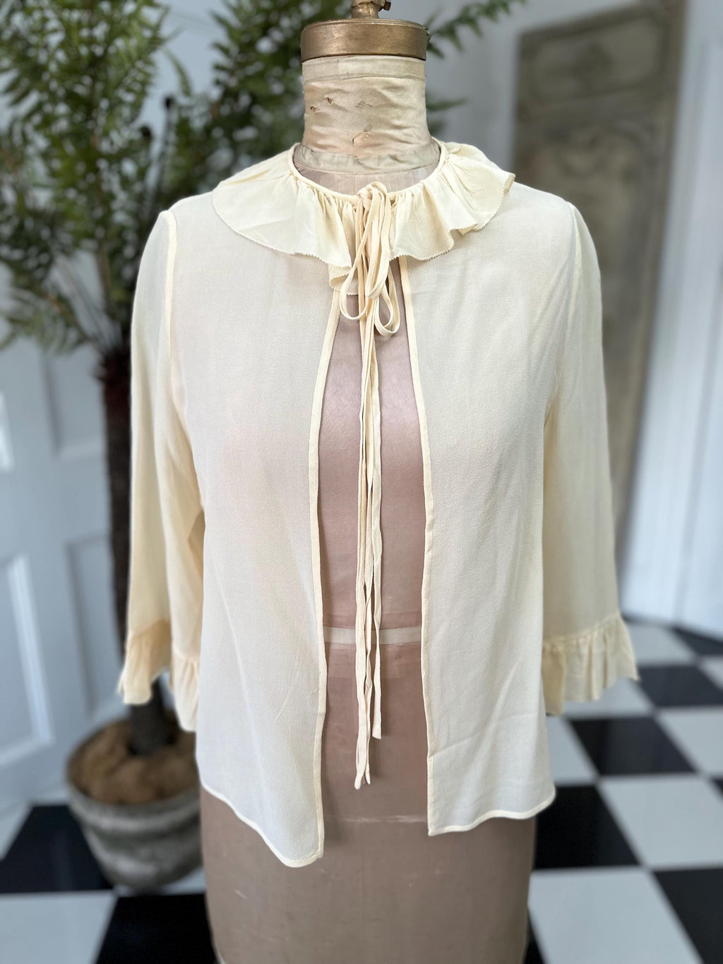 1930s Cream Silk crepe long sleeve bed jacket