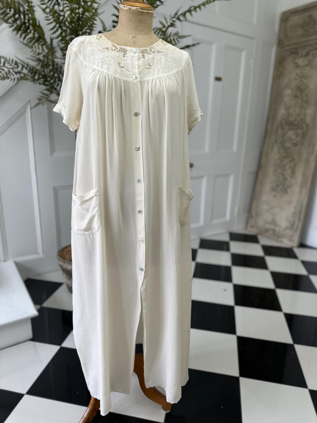 Vintage 1950s Cream Silk Housecoat with Hand Embroidery