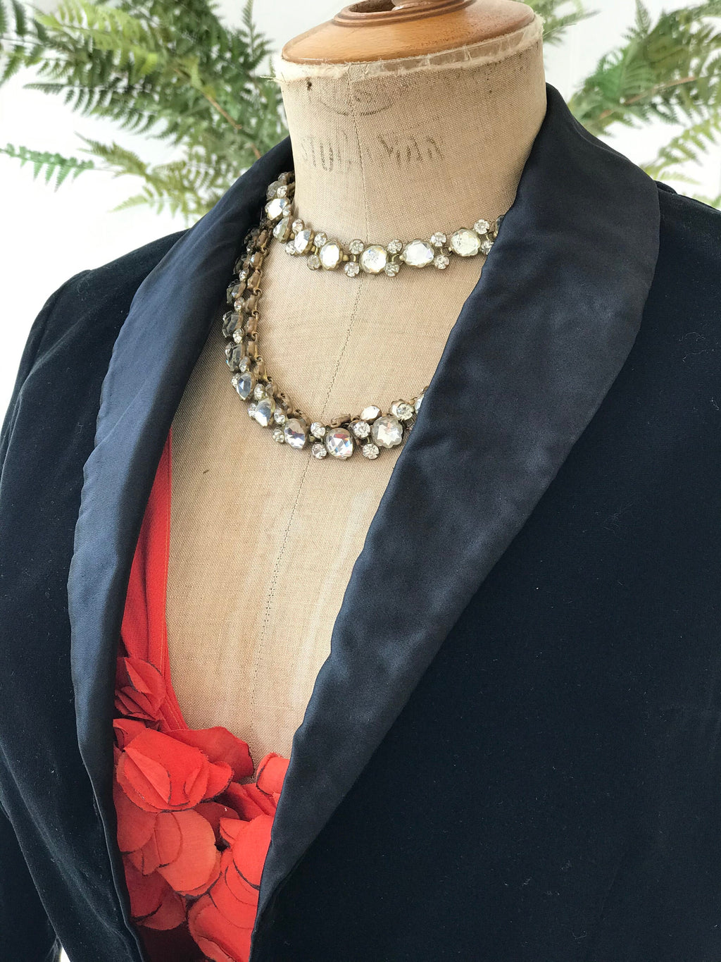 1950s 1960s Velvet and satin tuxedo evening  jacket with gold brooch