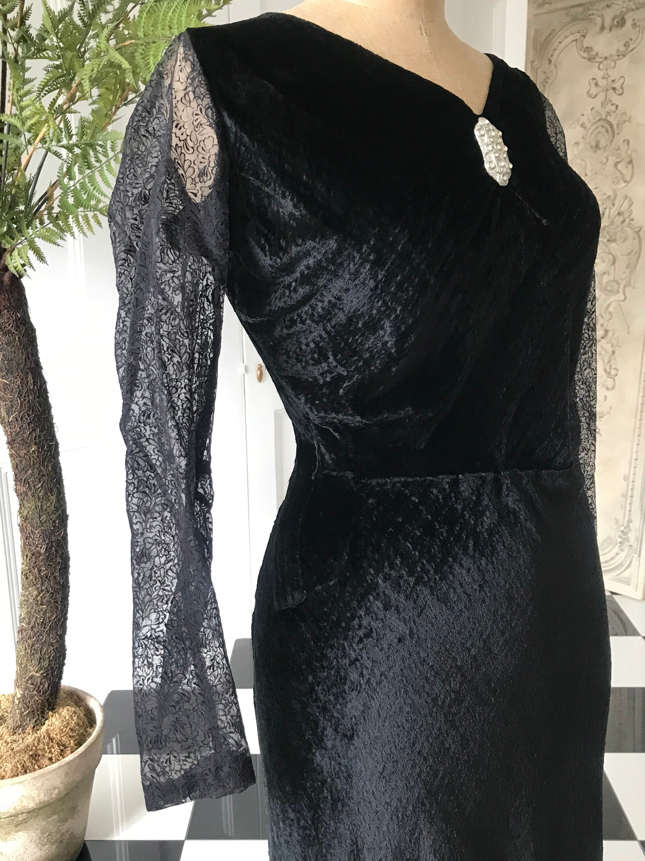 1940s dress in silk velvet and organdie velvet sleeves