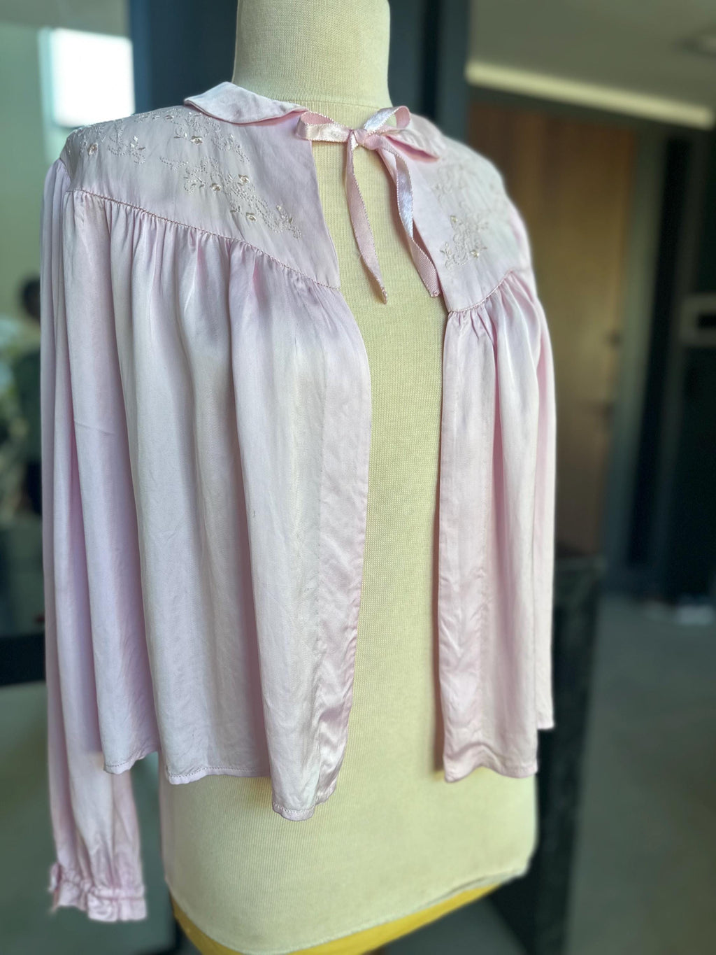 Antique 1940s pink Satin Bed Jacket – Authentic with Lace Trim Boler