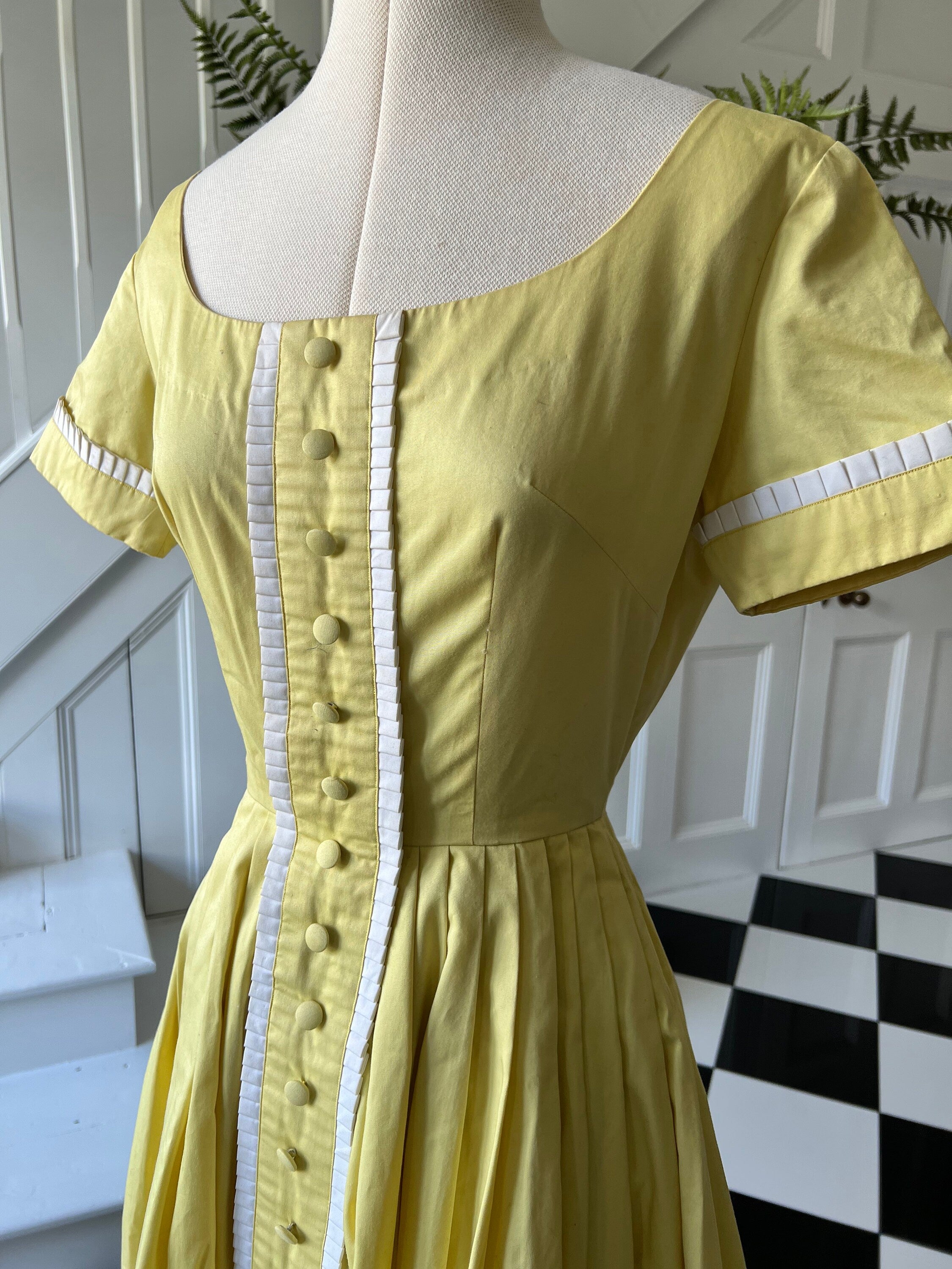 Vintage 1950s pretty summer dress in pale yellow dress